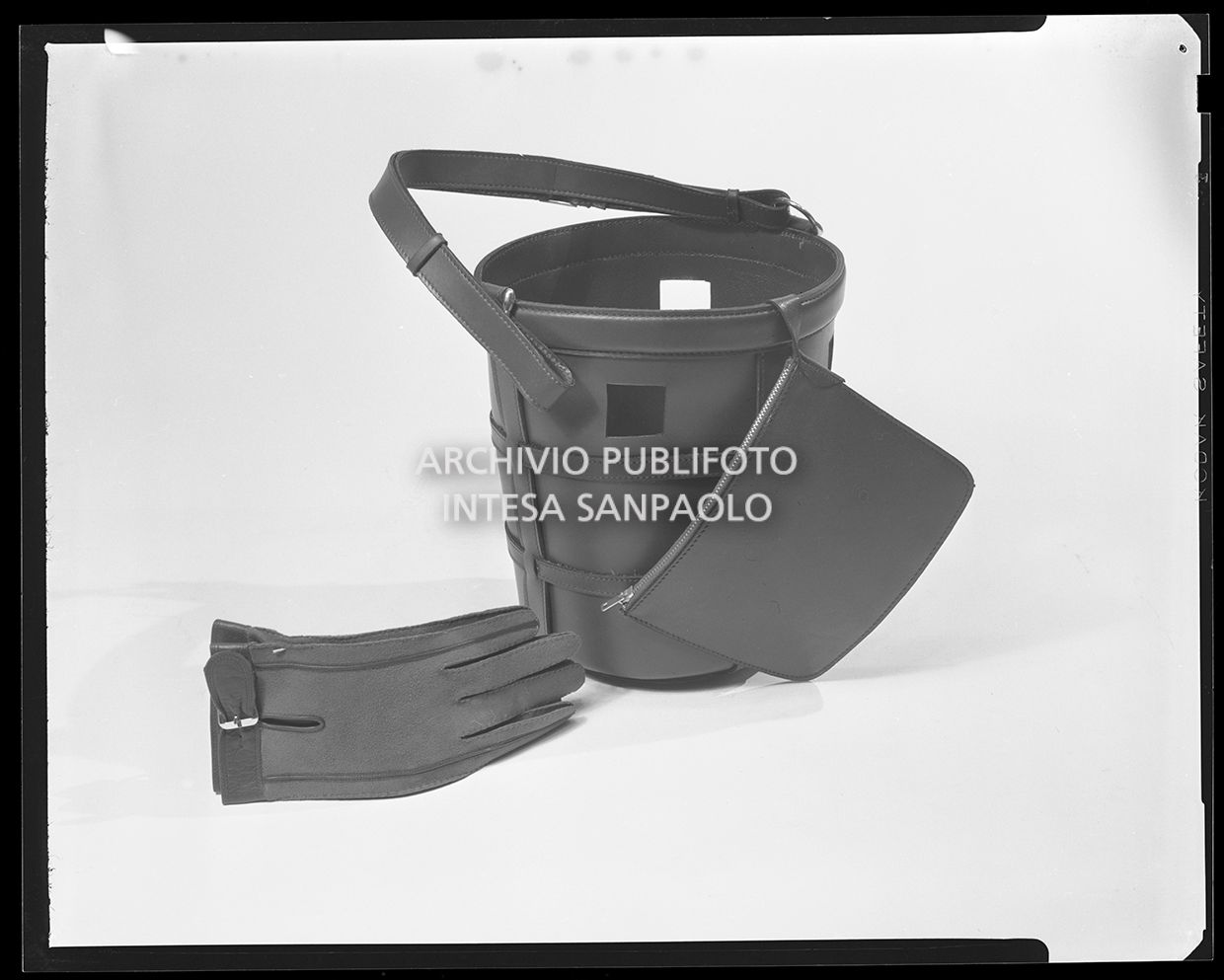 Borsa a secchiello e guanti<br>22926