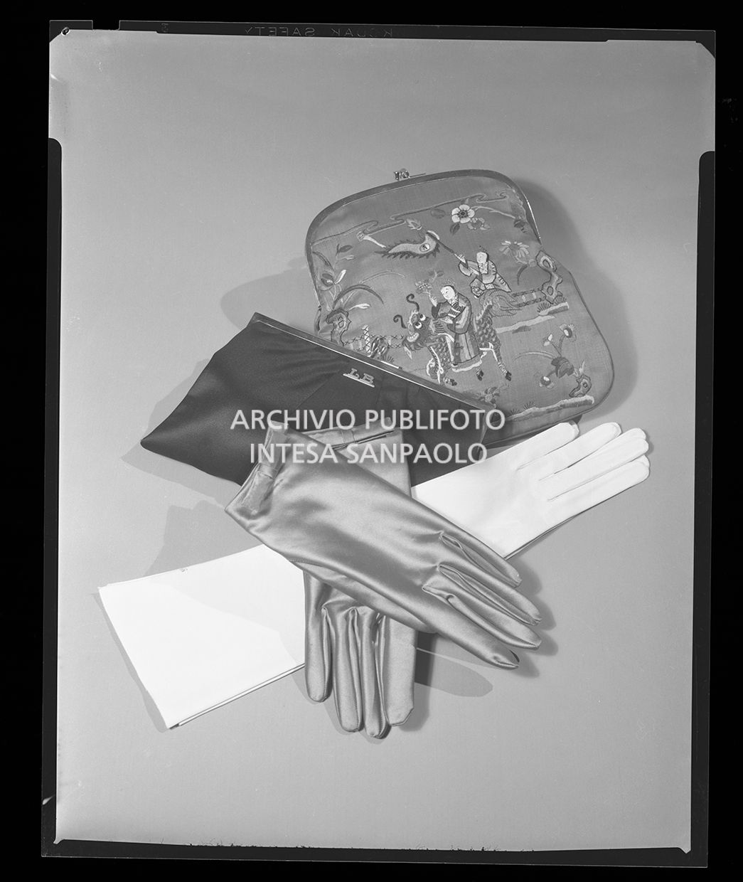 Pochette ricamata e pochette con lettere L B e guanti<br>22927