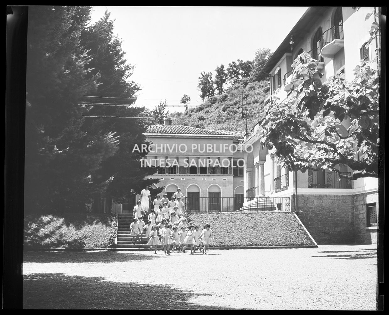 Bambine escono di corsa dal dormitorio<br>25159