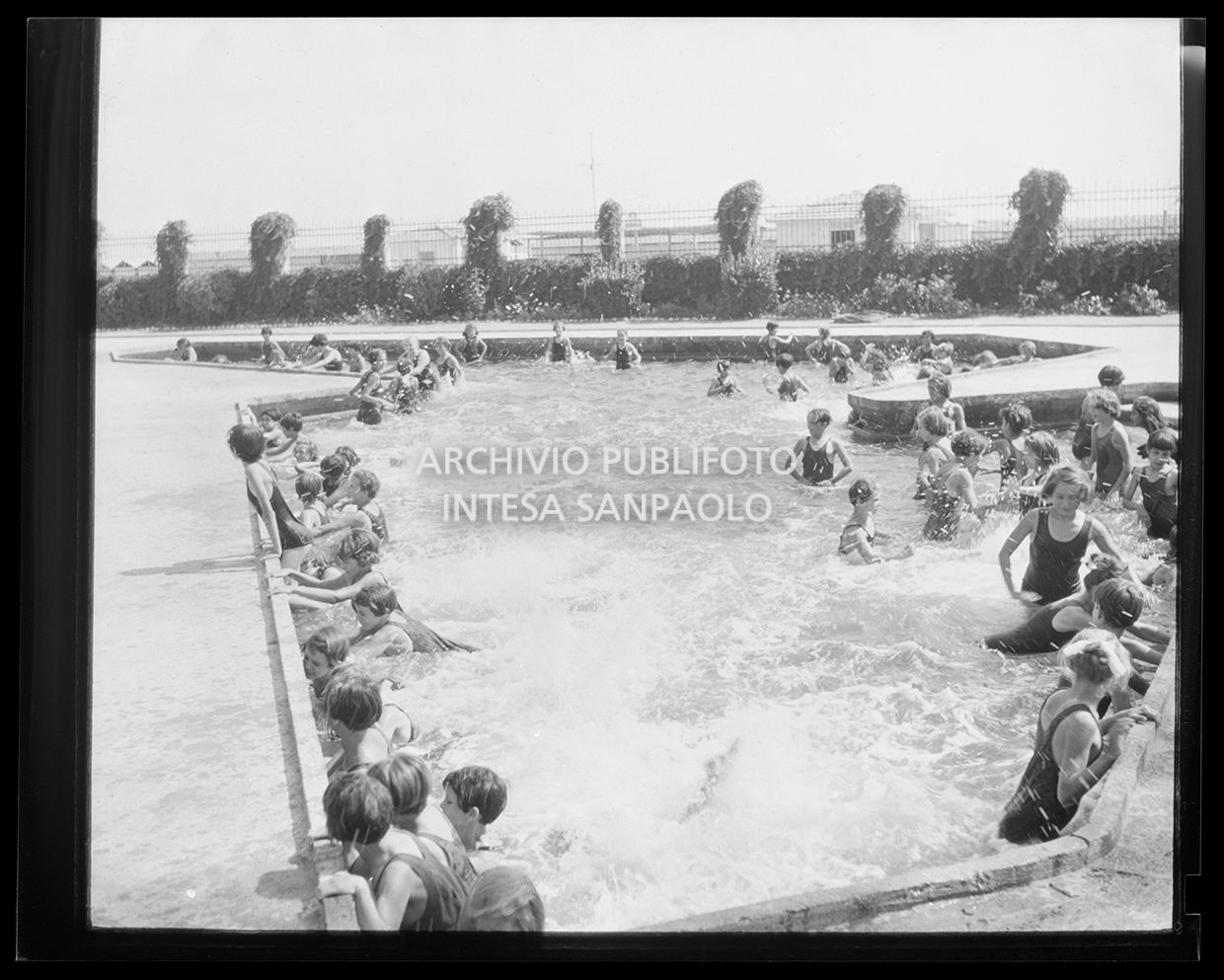 Bambine in piscina<br>25160