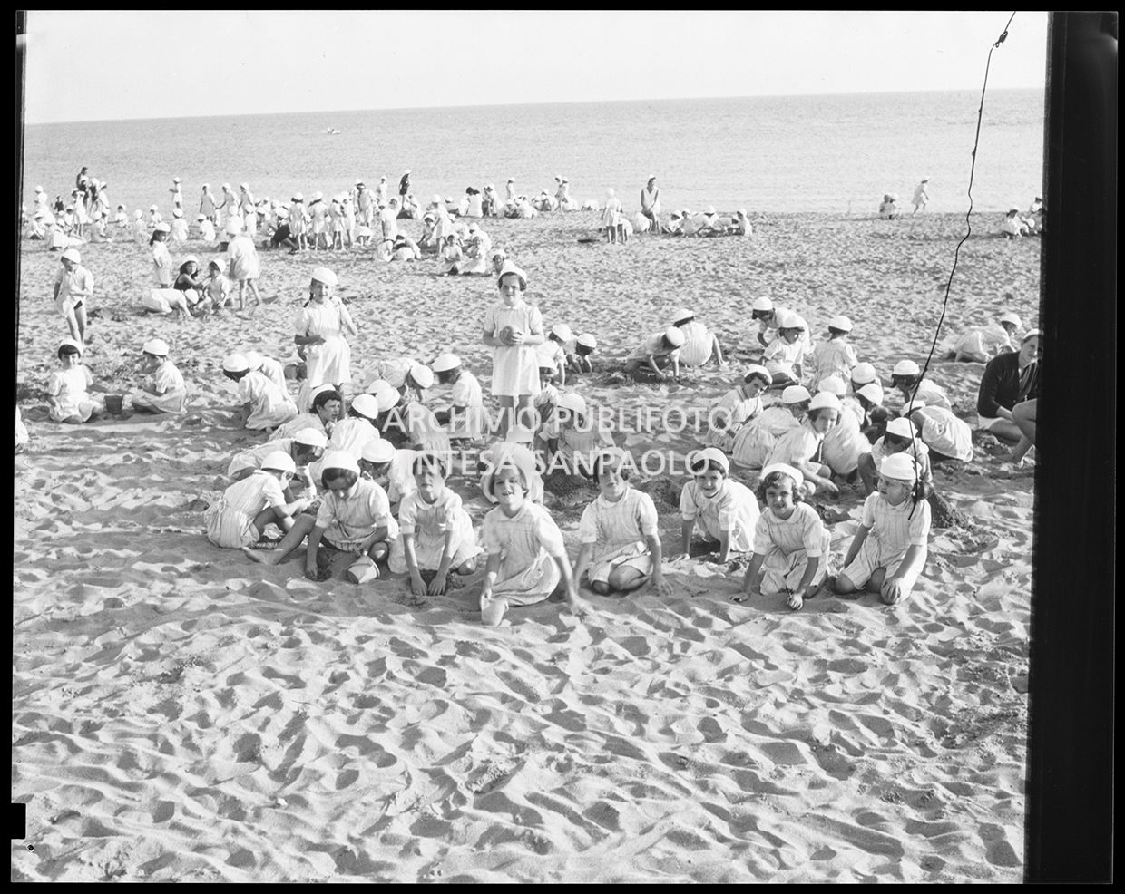 Bambine in spiaggia<br>25161