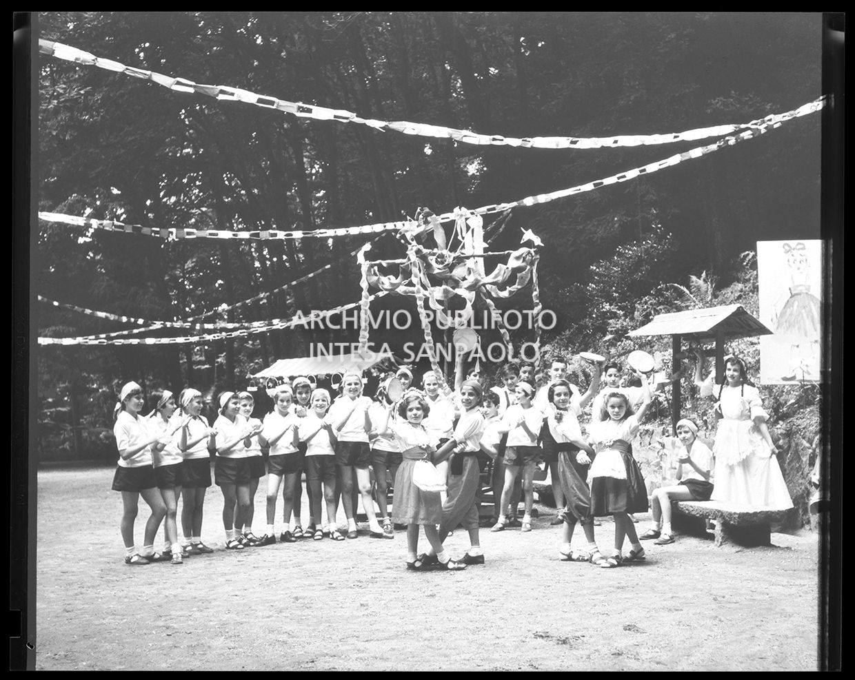 Bambine mentre danzano<br>25162