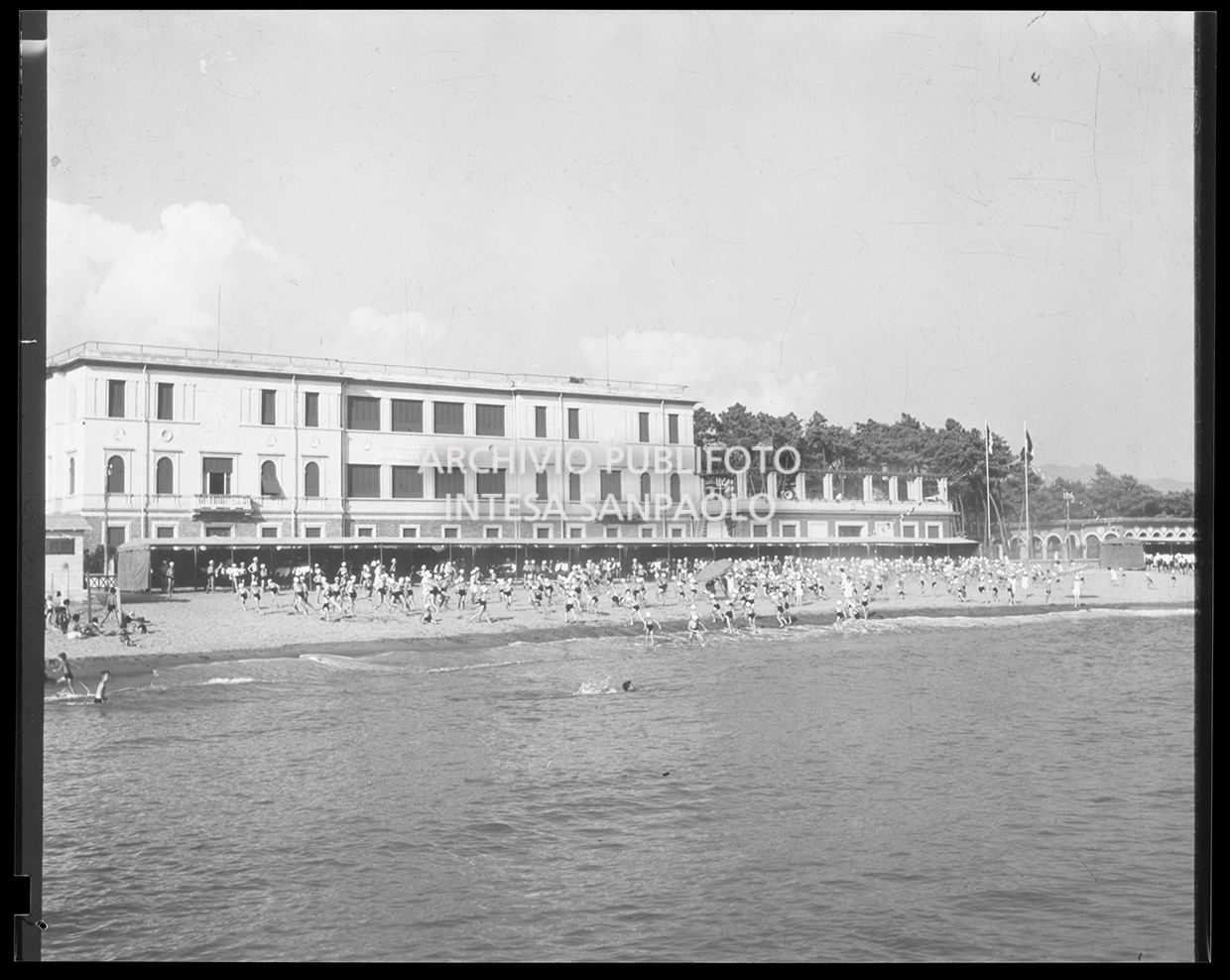 Vista della spiaggia affollata ripresa da una barca (Marina di Massa)<br>25163