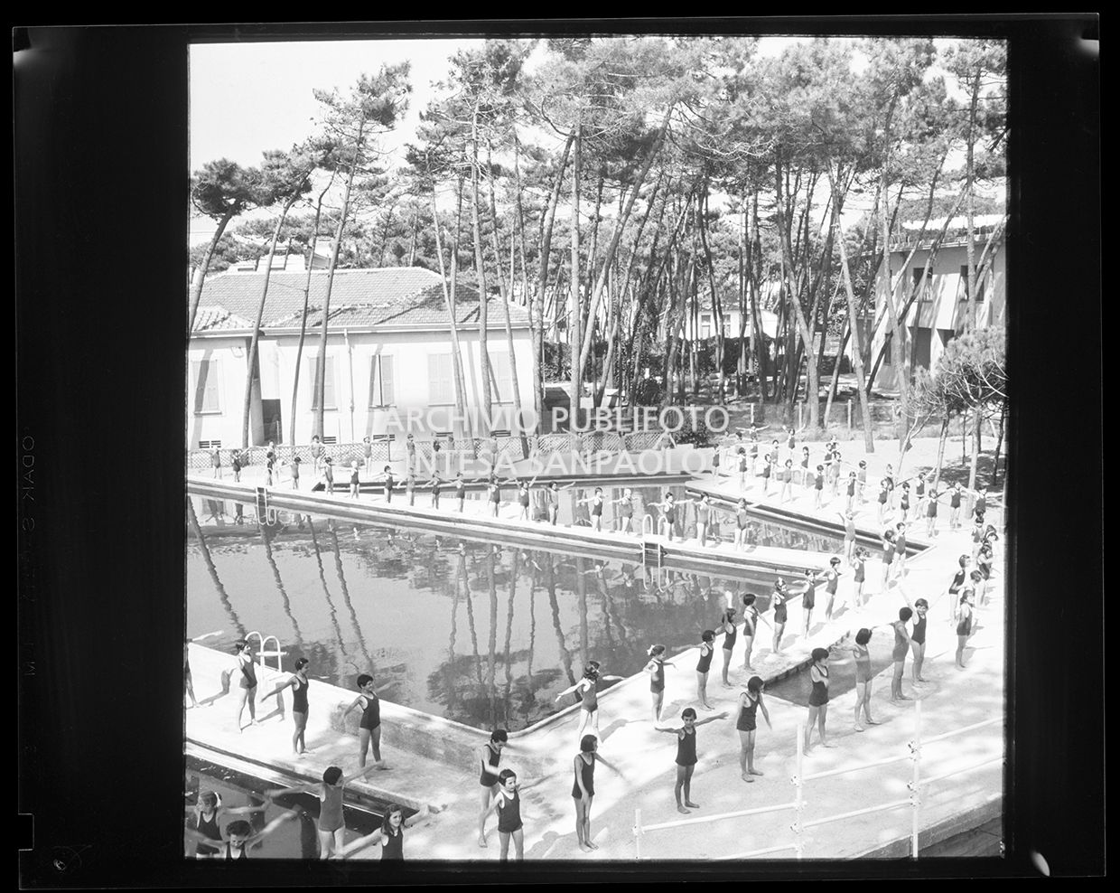 Bambine mentre fanno ginnastica a bordo piscina<br>25165