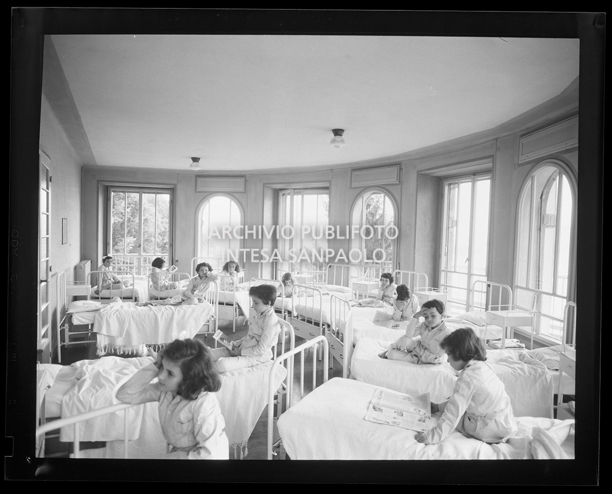 Bambine nelle loro camere del dormitorio<br>25166