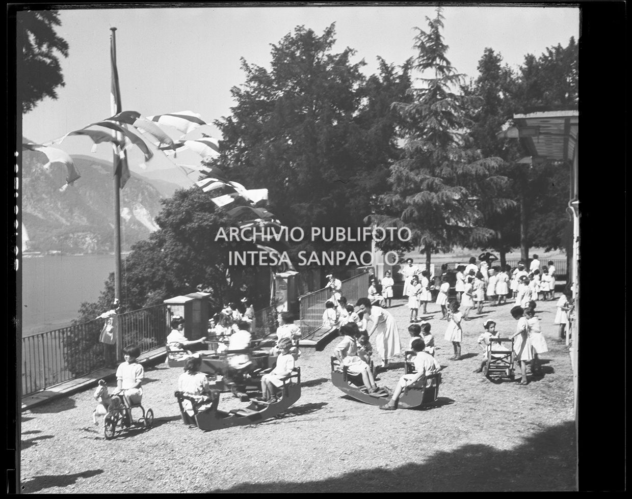 Bambine che giocano nel parco<br>25167