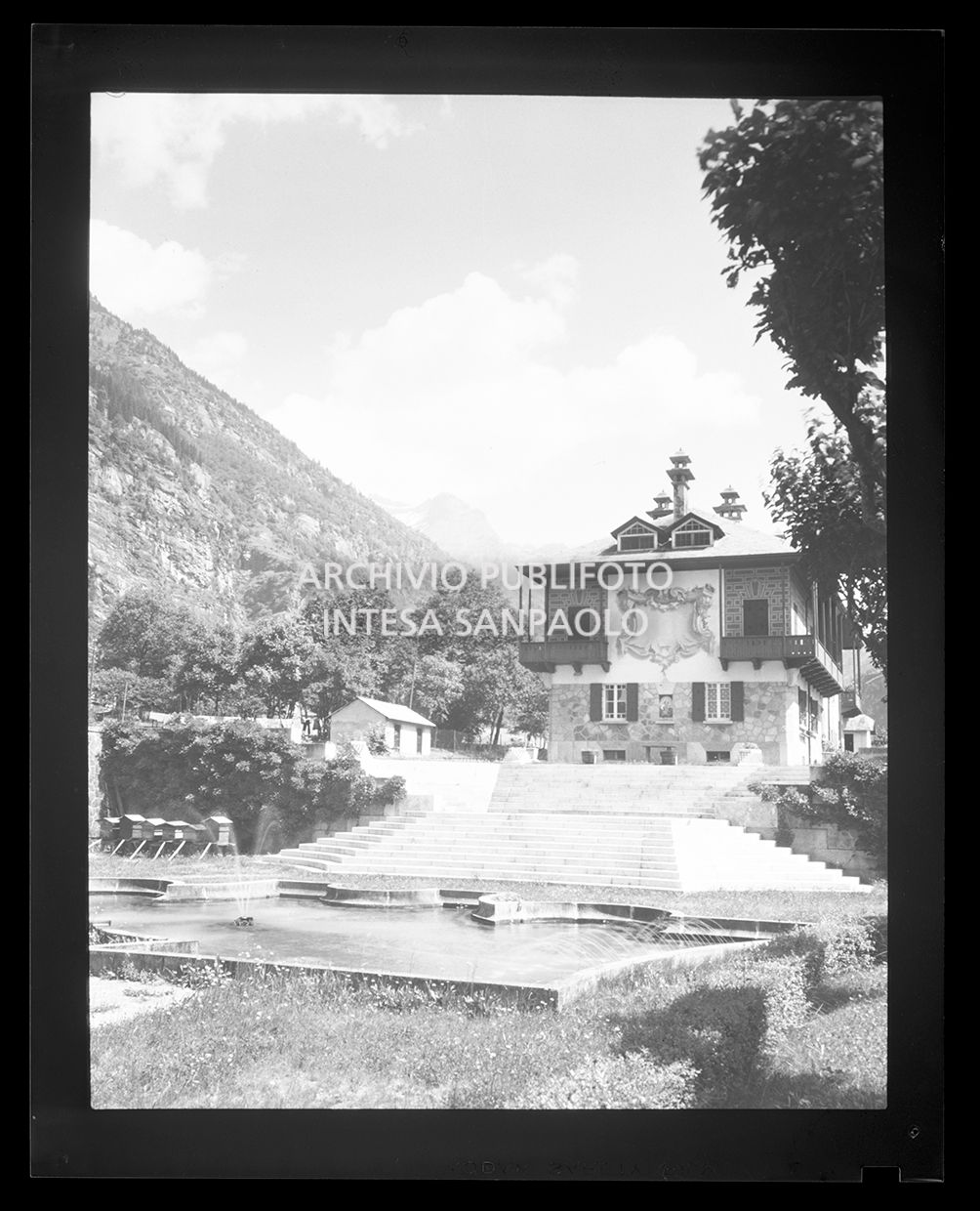 Vista di un edificio in montagna<br>25168