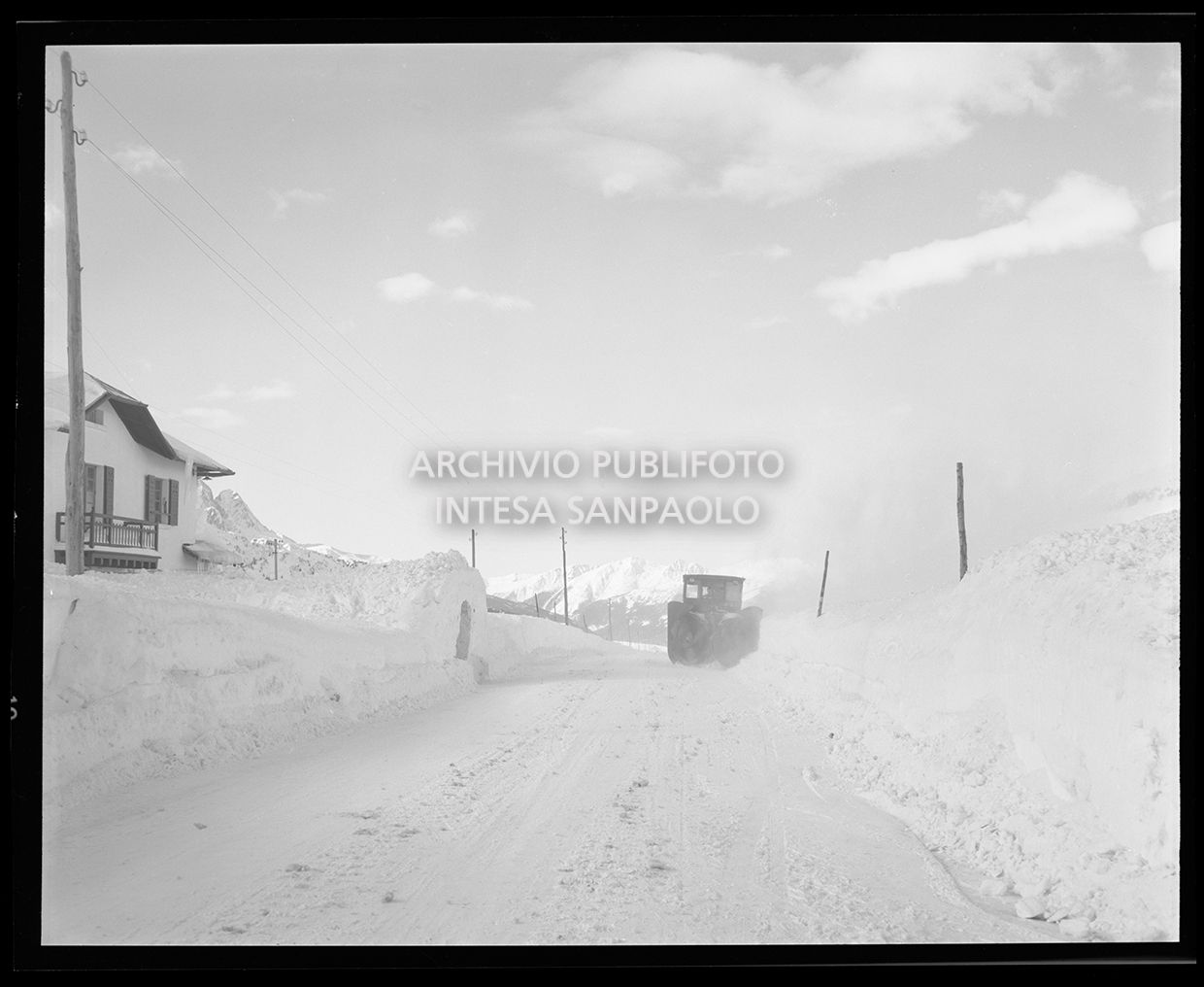 Spazzaneve in funzione su una strada<br>25242