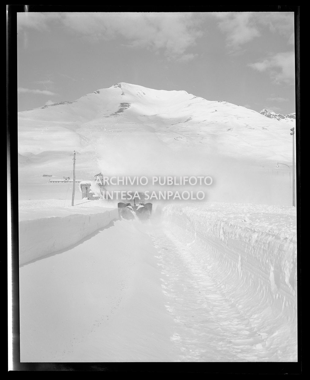 Spazzaneve in funzione su una strada<br>25244