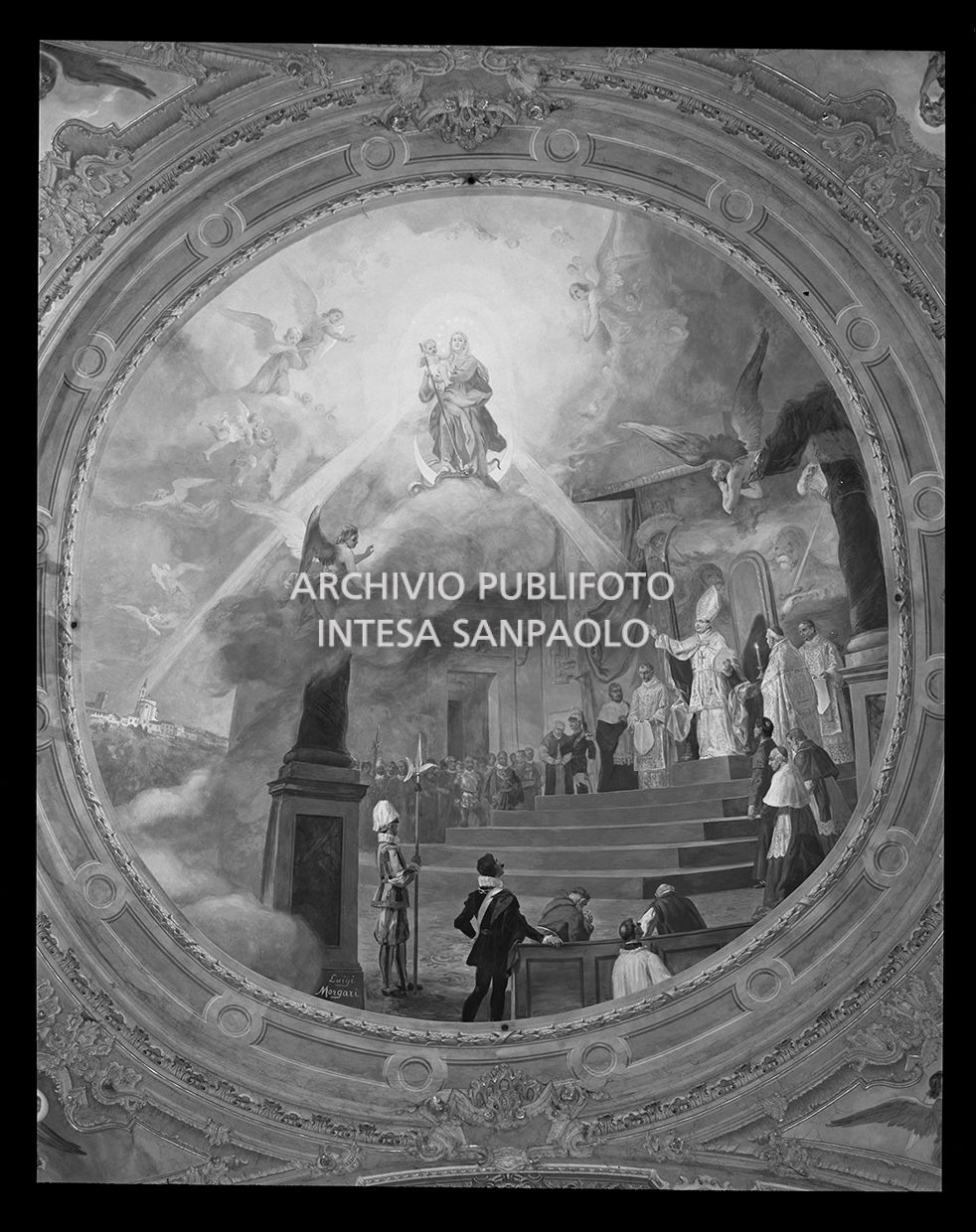 Affresco della cupola della chiesa di San Giorgio e Maria Immacolata circondato da stucchi barocchi. Nell'immagine si legge la firma dell'artista Luigi Morgari<br>27386