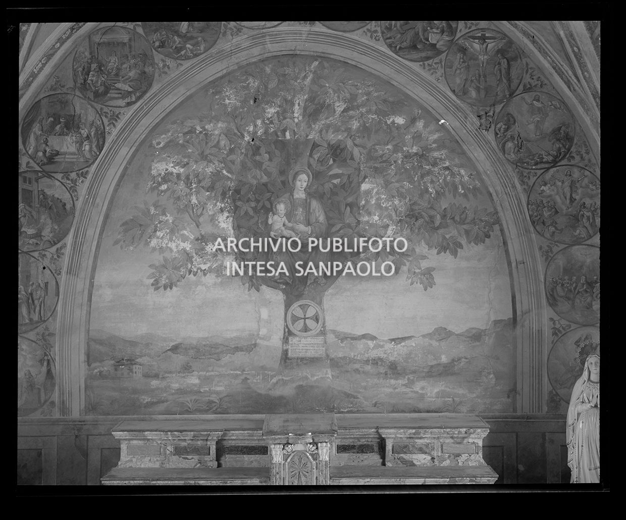 Affresco della Madonna dell'Albero (Scuola del Bergognone, 1517) prima dei restauri del 1974 del Santuario della Madonna dell'Albero<br>27387