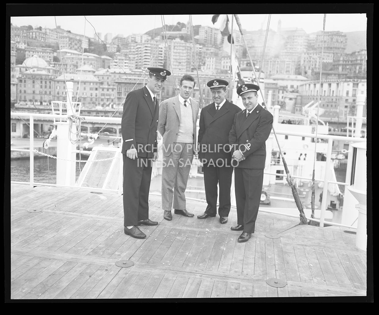 Tenente di vascello, sottotenente di vascello, aspirante guardiamarina e un altro uomo non in divisa in posa sulla petroliera<br>27432