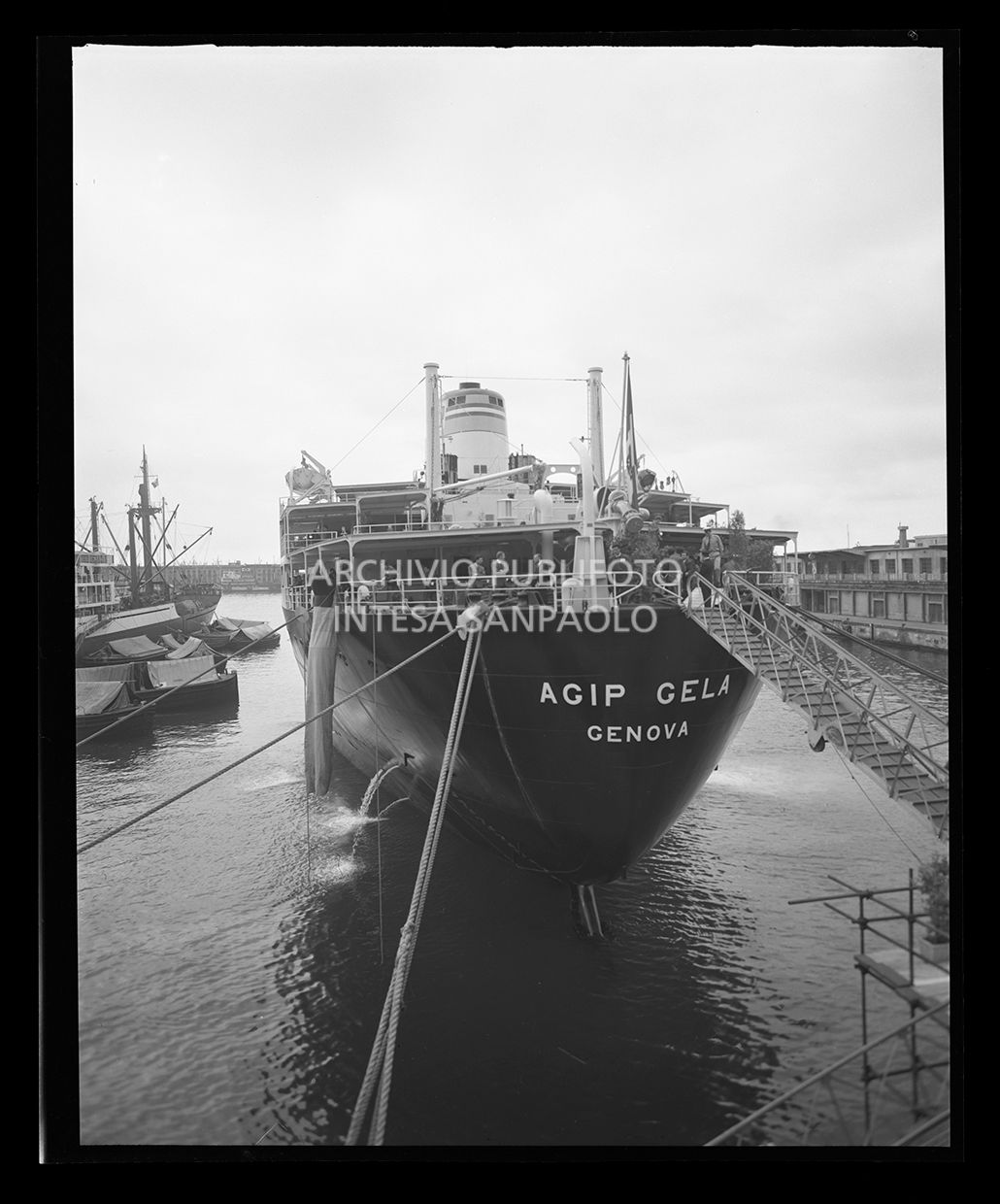 poppa della nave vista dal porto<br>27438
