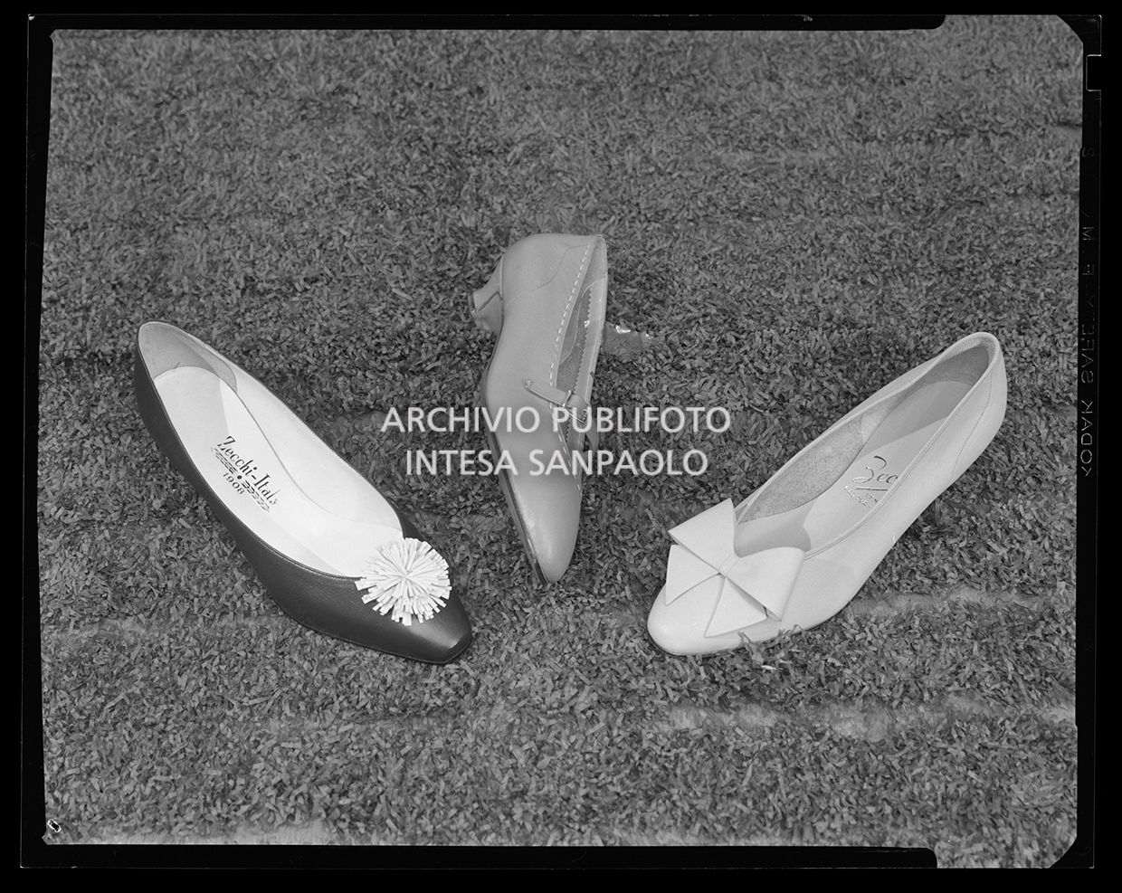 Scarpe da donna. In una si riesce a leggere la scritta: "Zecchi Italy 1908"<br>27544