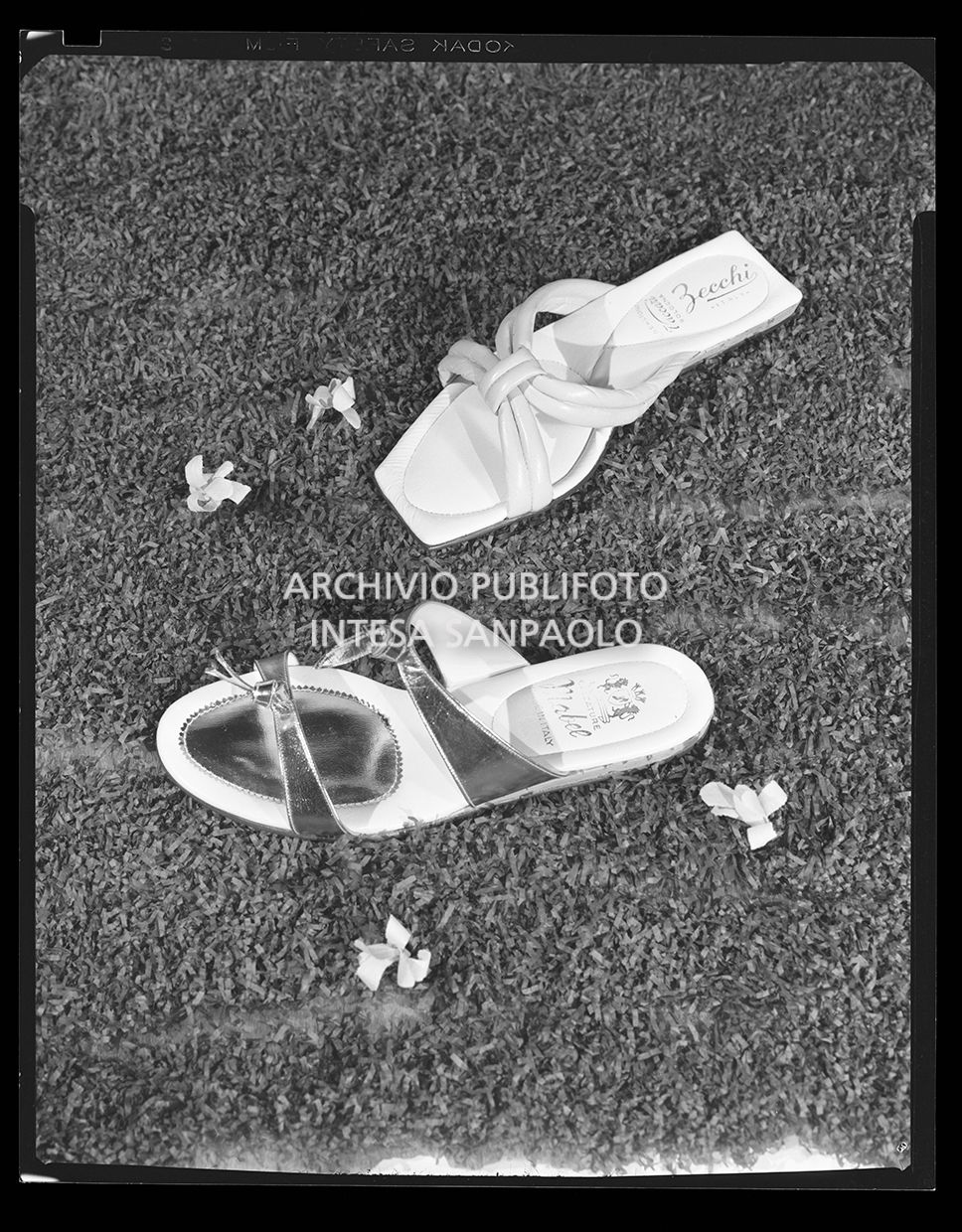 Ciabatte da donna. Una presenta la scritta: "creazioni Vaccari Bologna" e Zecchi -Italy-", l'altra "Calzature Mabel made in Italy"<br>27551