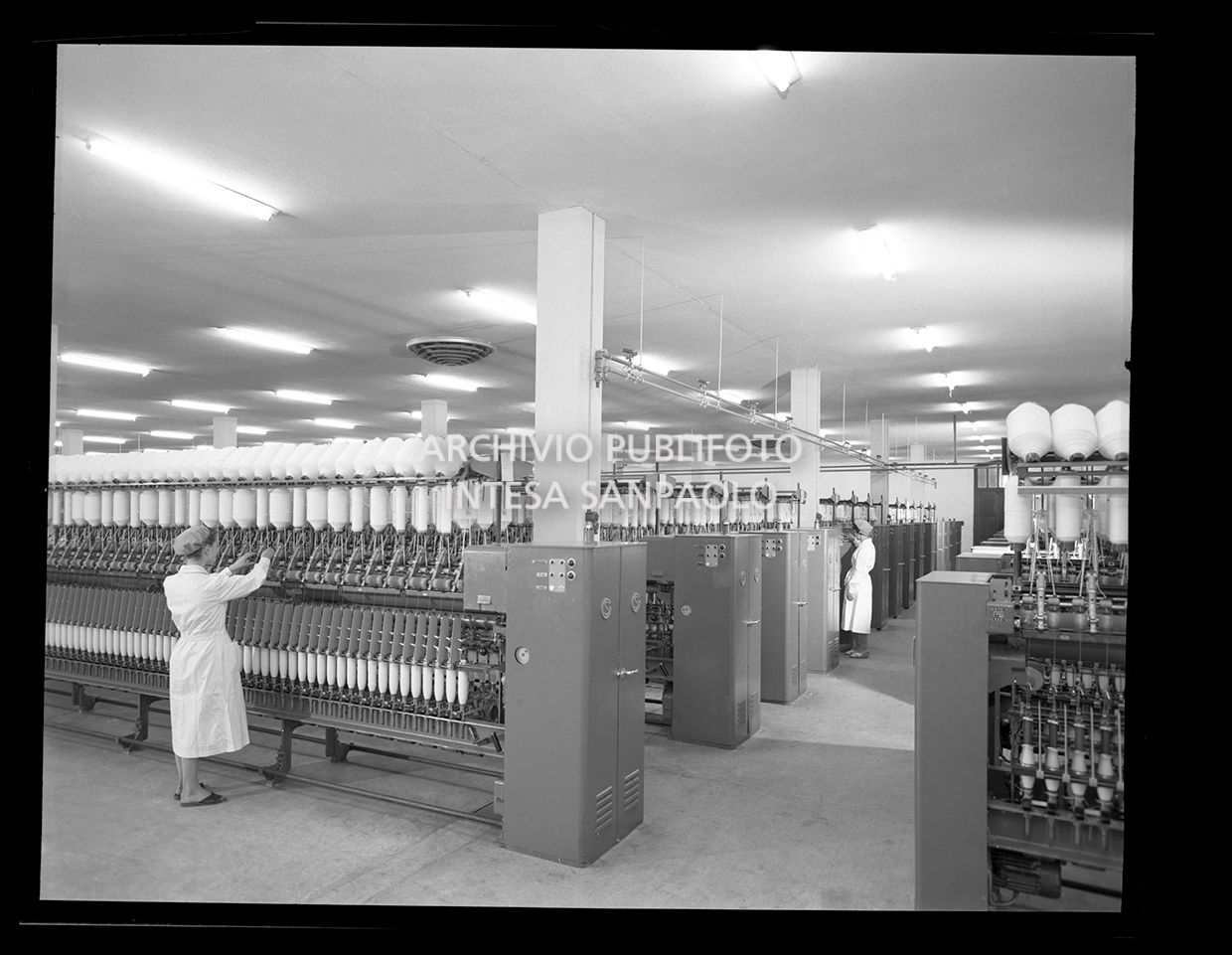 Macchinari con fusi e donne al lavoro<br>27591