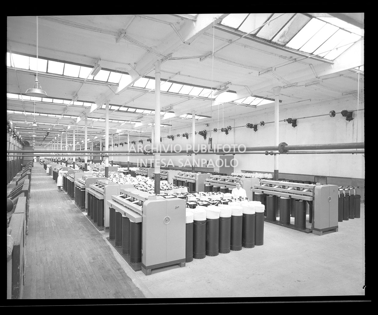 Macchinari e donna al lavoro<br>27592