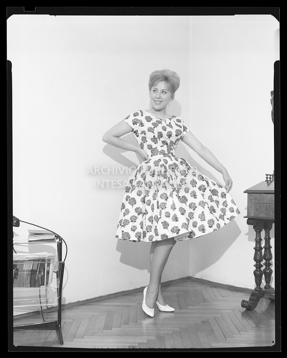 Betty Curtis con abito con fantasia di rose<br>28573