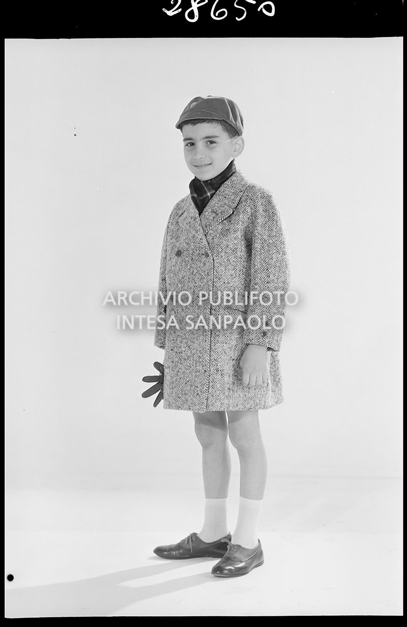 Bambino con cappotto a spina di pesce, sciarpa, guanti e coppola<br>28650
