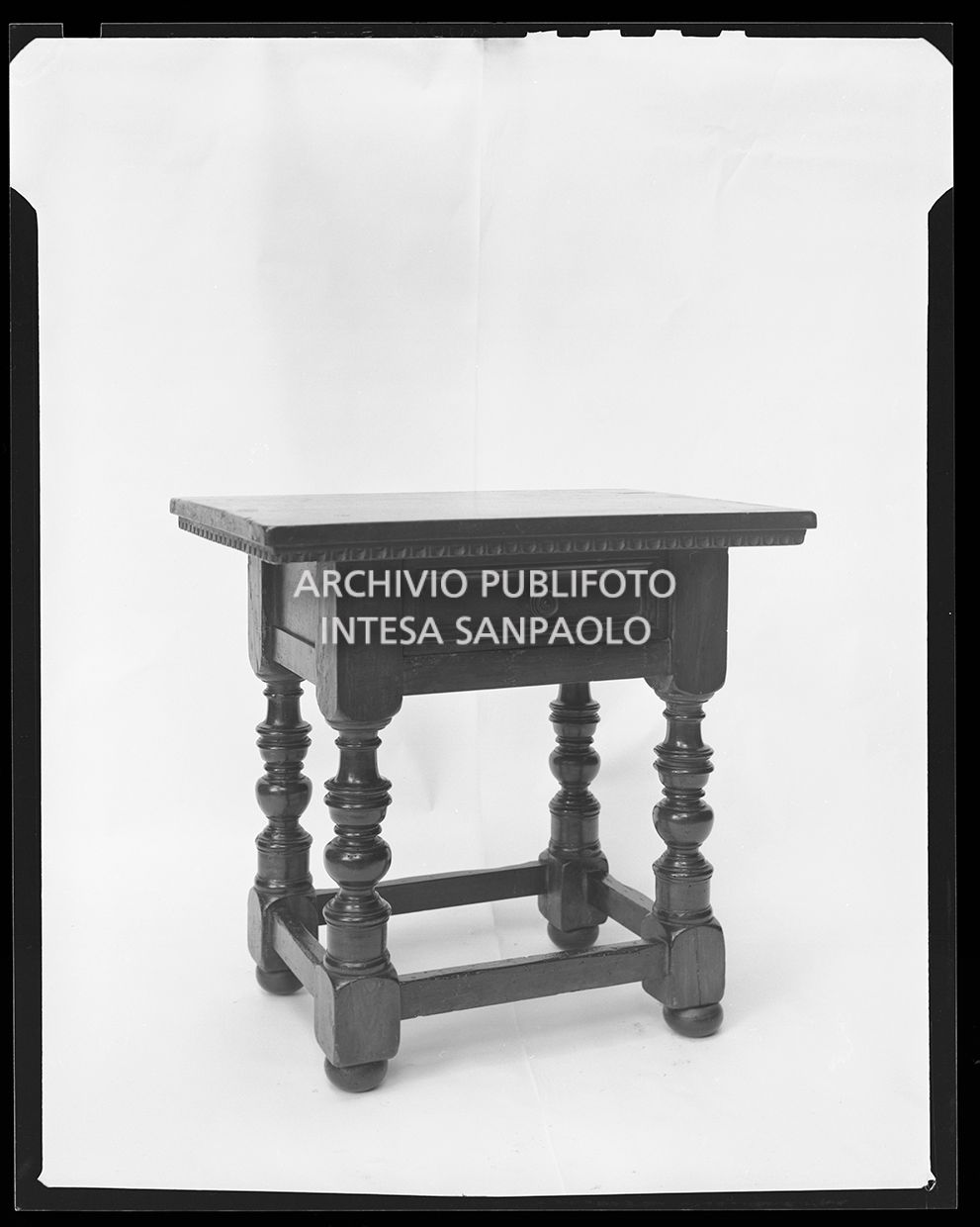 Tavolino con cassetto<br>28719