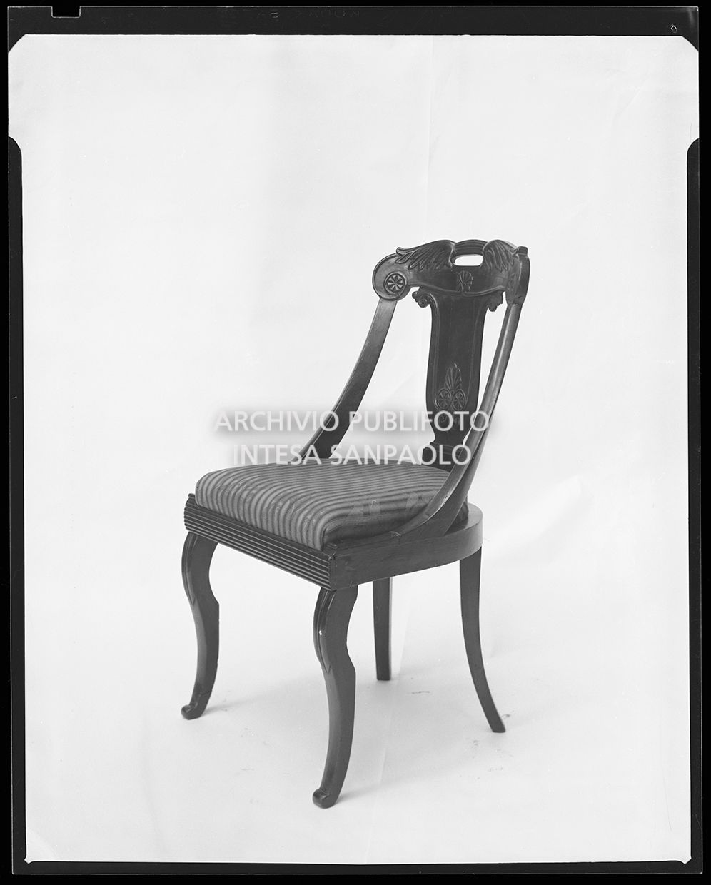 Sedia in legno con seduta foderata in tessuto a righe<br>28721