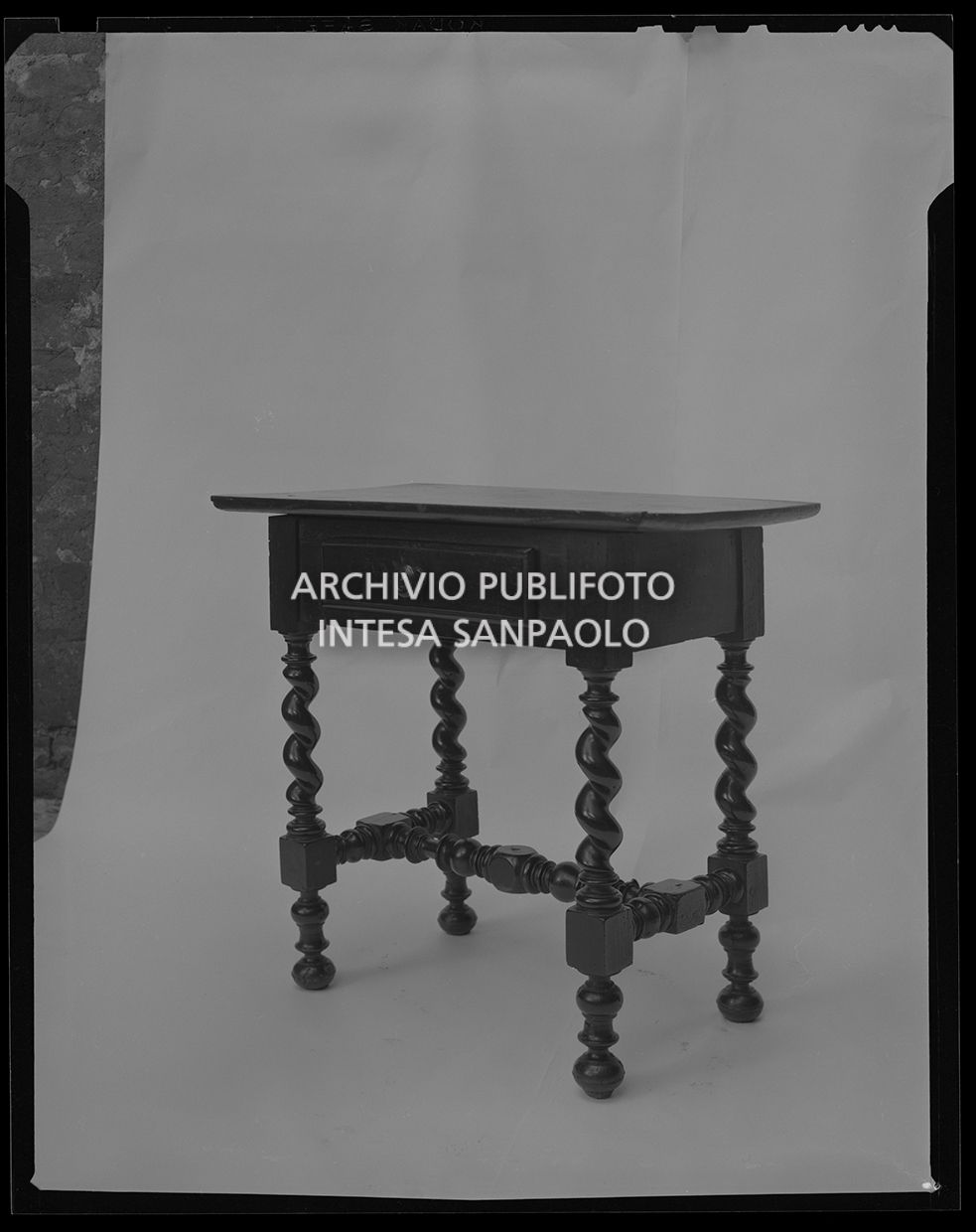 Tavolino con cassetto<br>28724