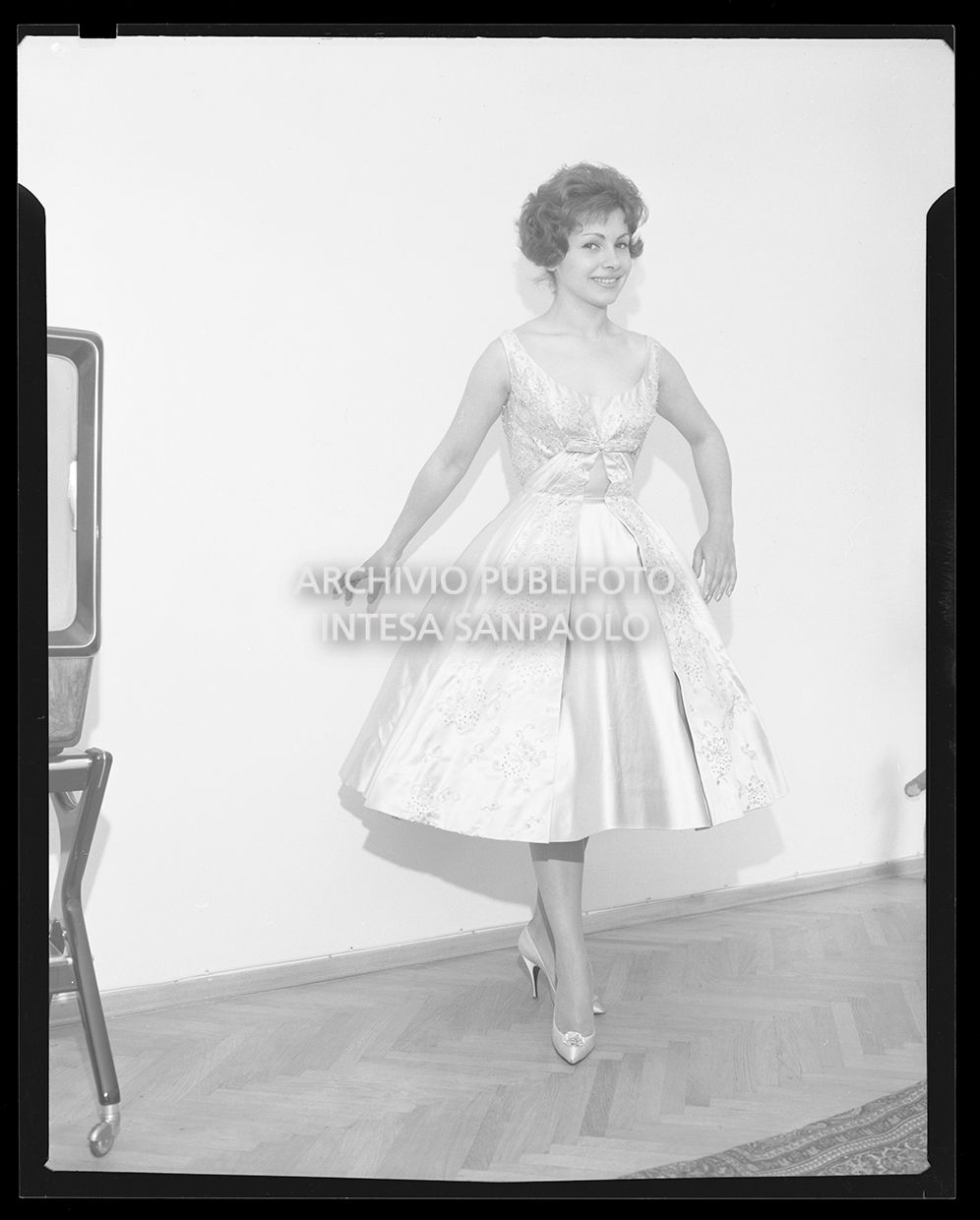 Nives Zegna con abito ricamato<br>28736