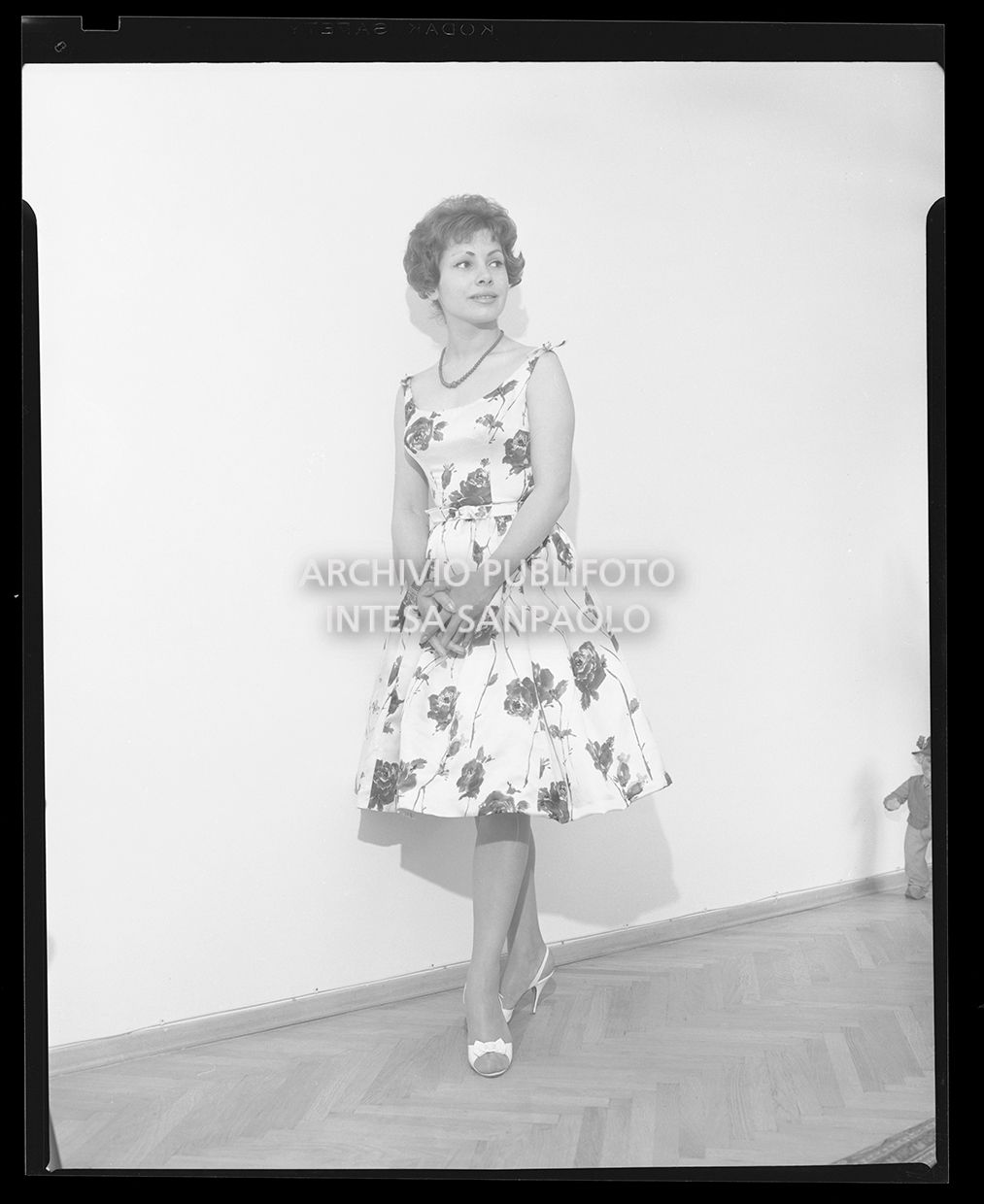 Nives Zegna con abito con fantasia di rose<br>28737