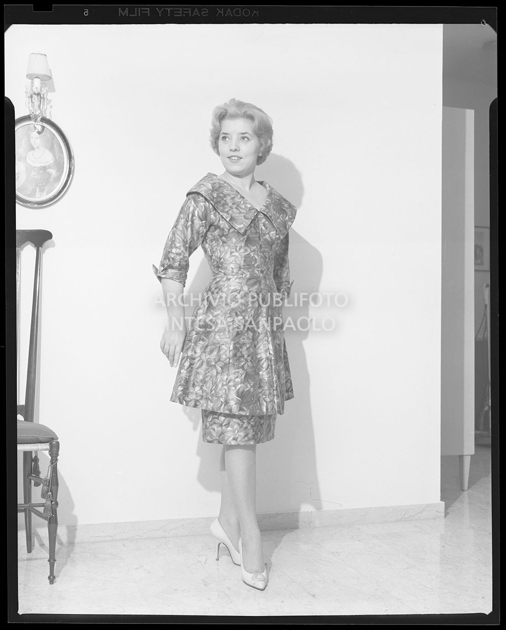 Wilma De Angelis con giacca lunga e gonna a fantasia floreale<br>28825