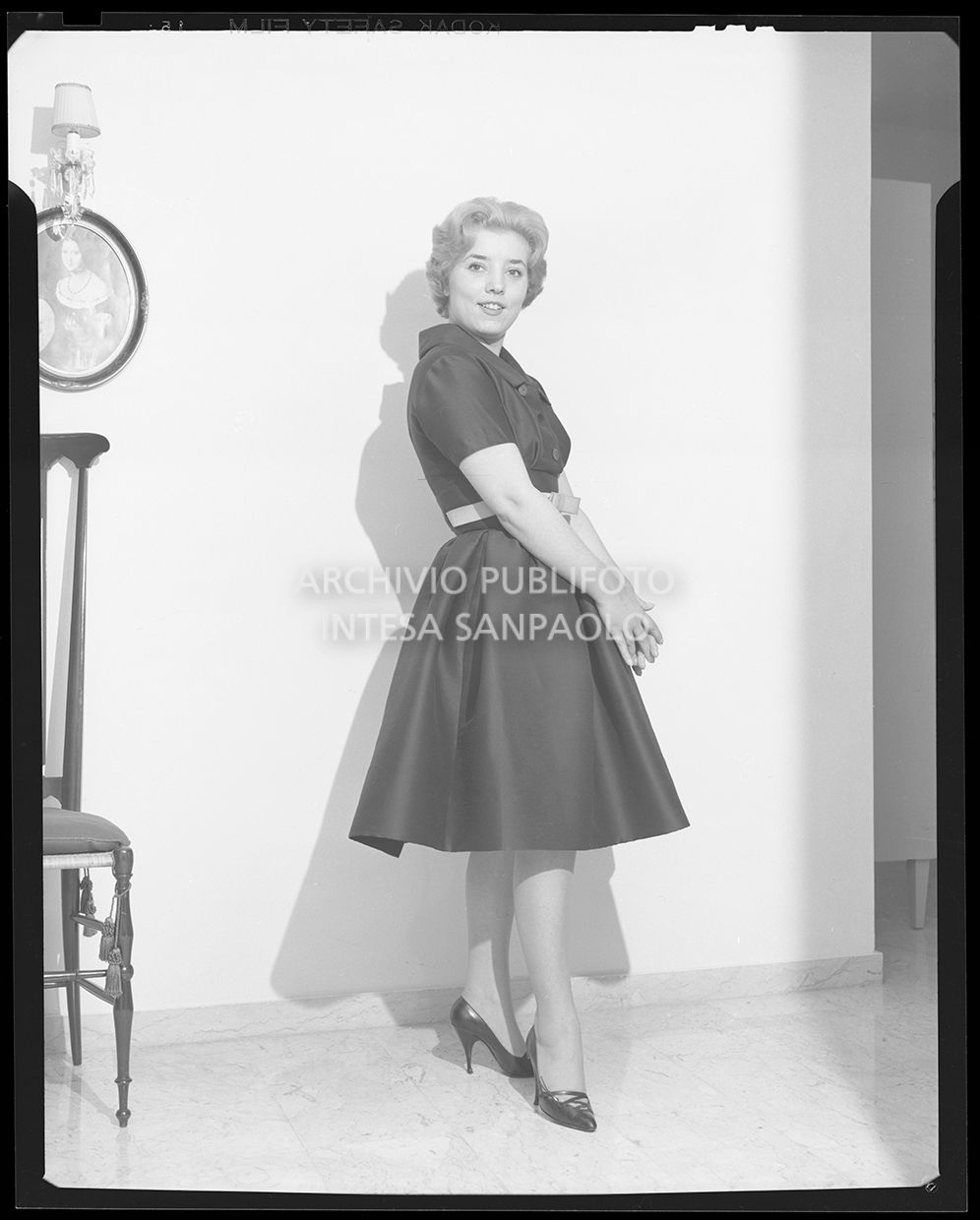 Wilma De Angelis con abito con cintura in vita<br>28828