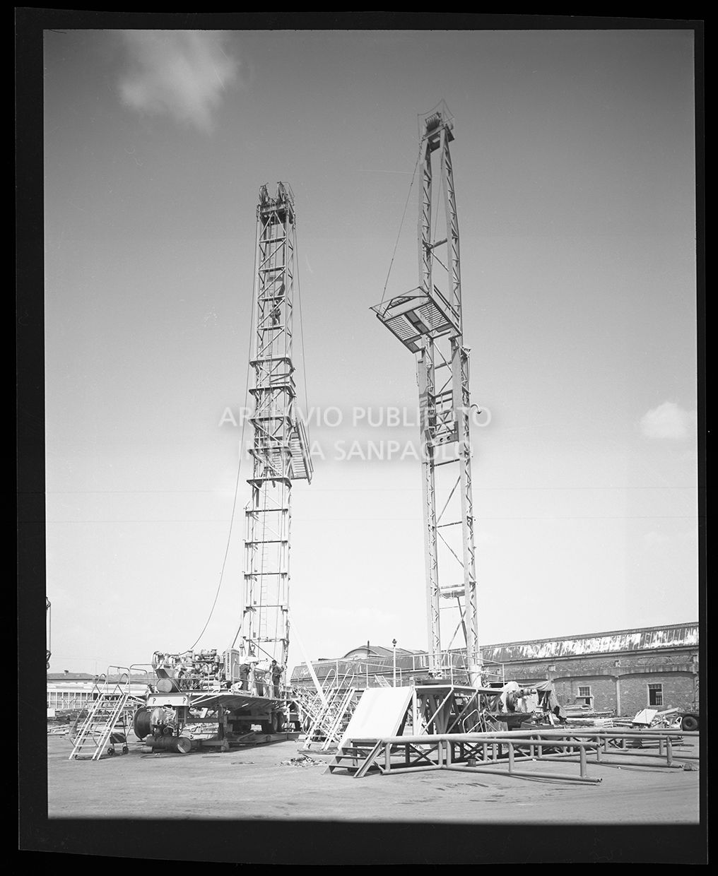 Macchinari simili a gru all'esterno di una fabbrica<br>29047