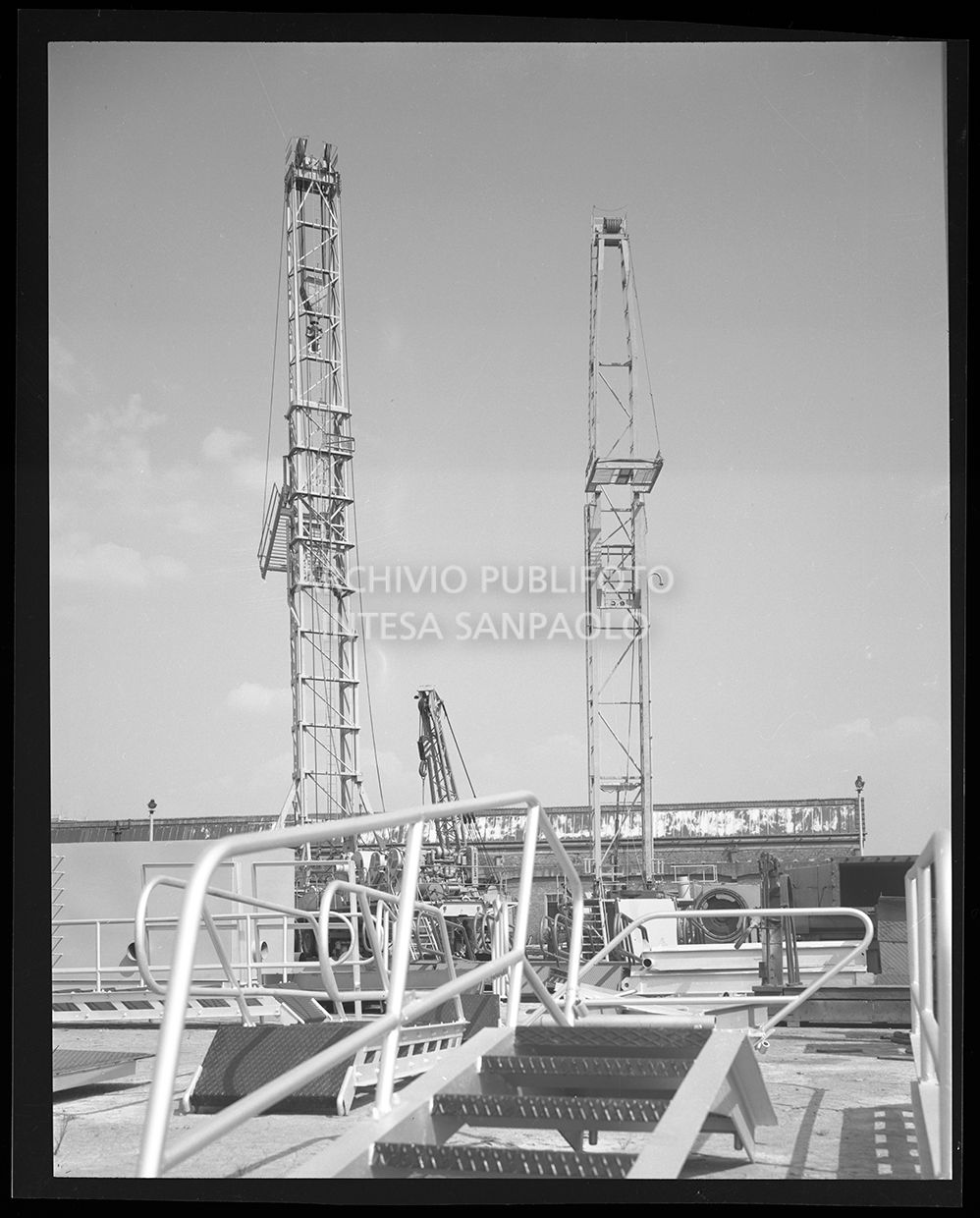 Macchinari simili a gru all'esterno di una fabbrica<br>29049