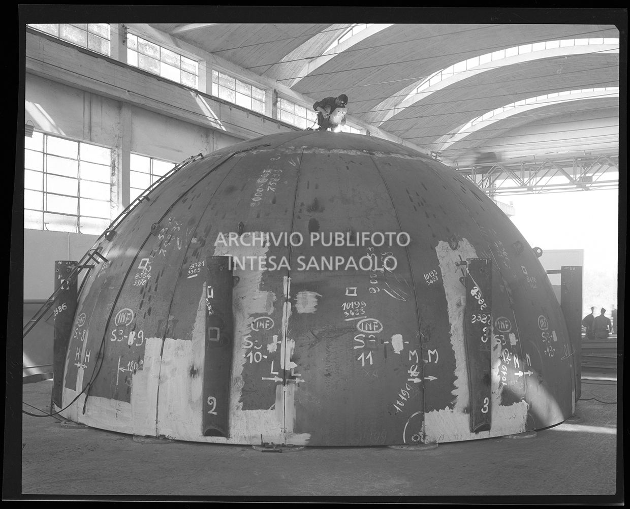 Macchinari simili a gru all'esterno di una fabbrica<br>29052