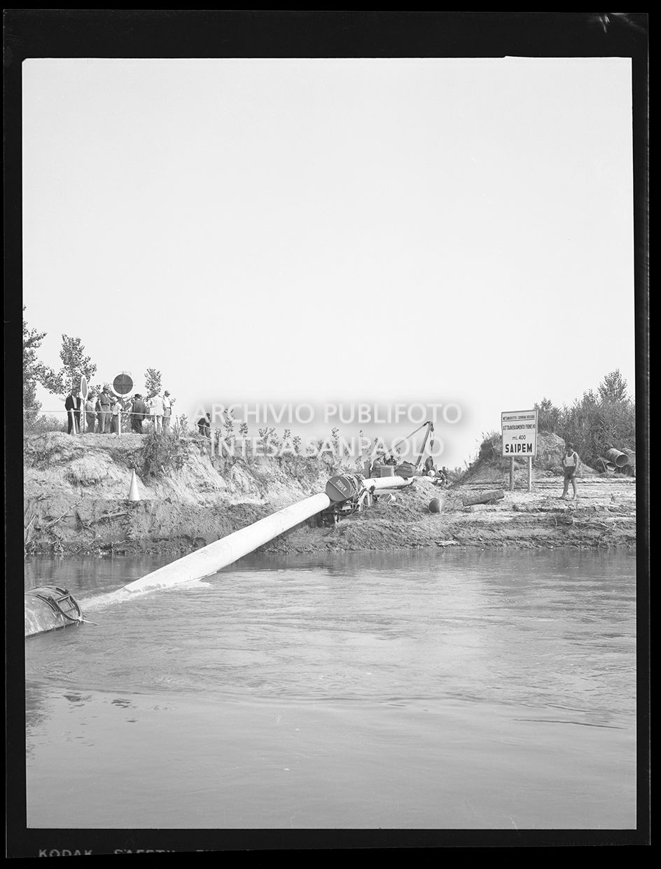 Presente cartello con la scritta: "Metanodotto Cremona Bologna attraversamento fiume Po ml. 400 SAIPEM"<br>29093