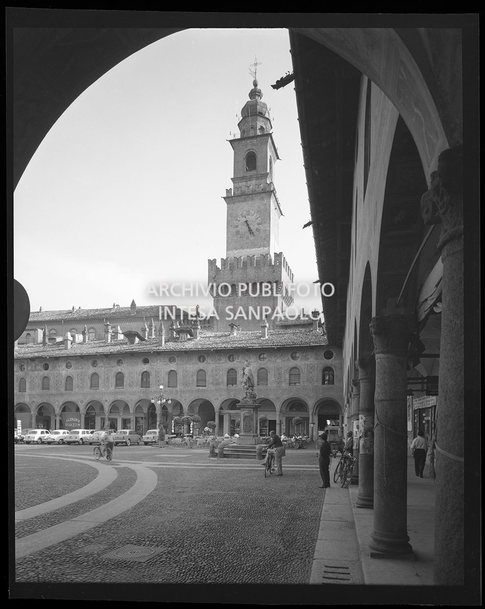 Piazza Ducale con vista sul castello e la torre del Bramante<br>29617