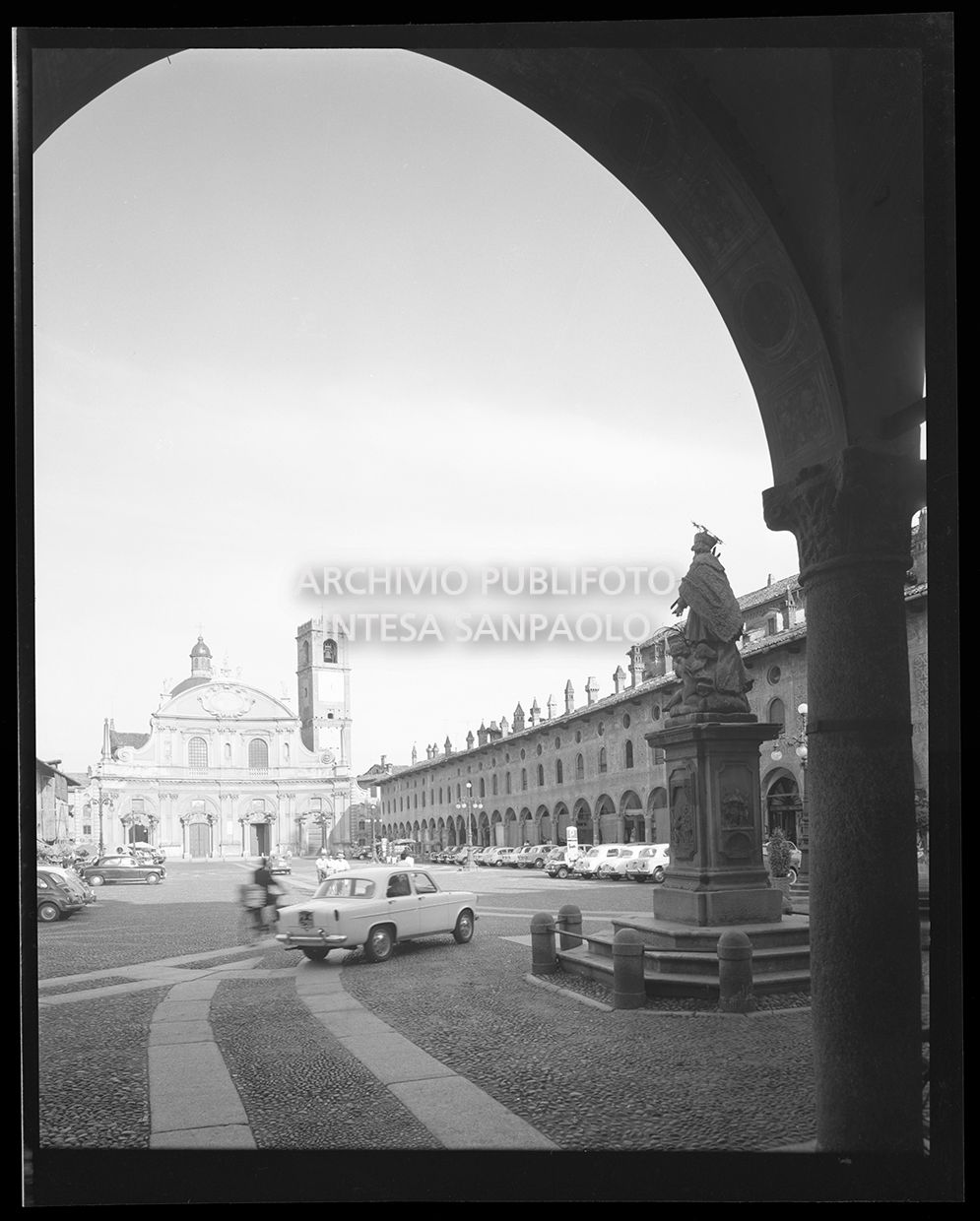 Piazza Ducale con vista sul duomo<br>29618