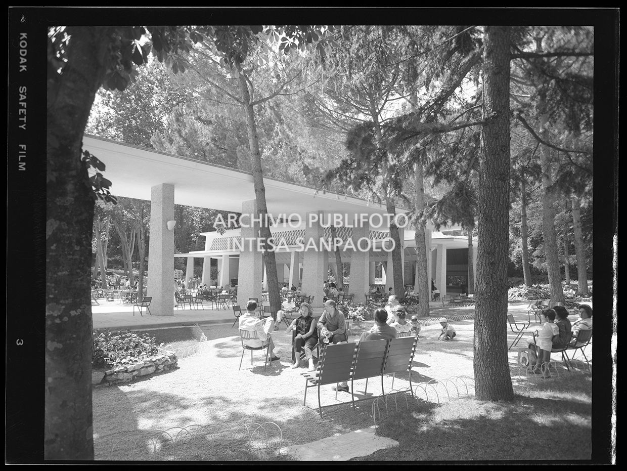 Persone sedute su sedie nel parco<br>29663