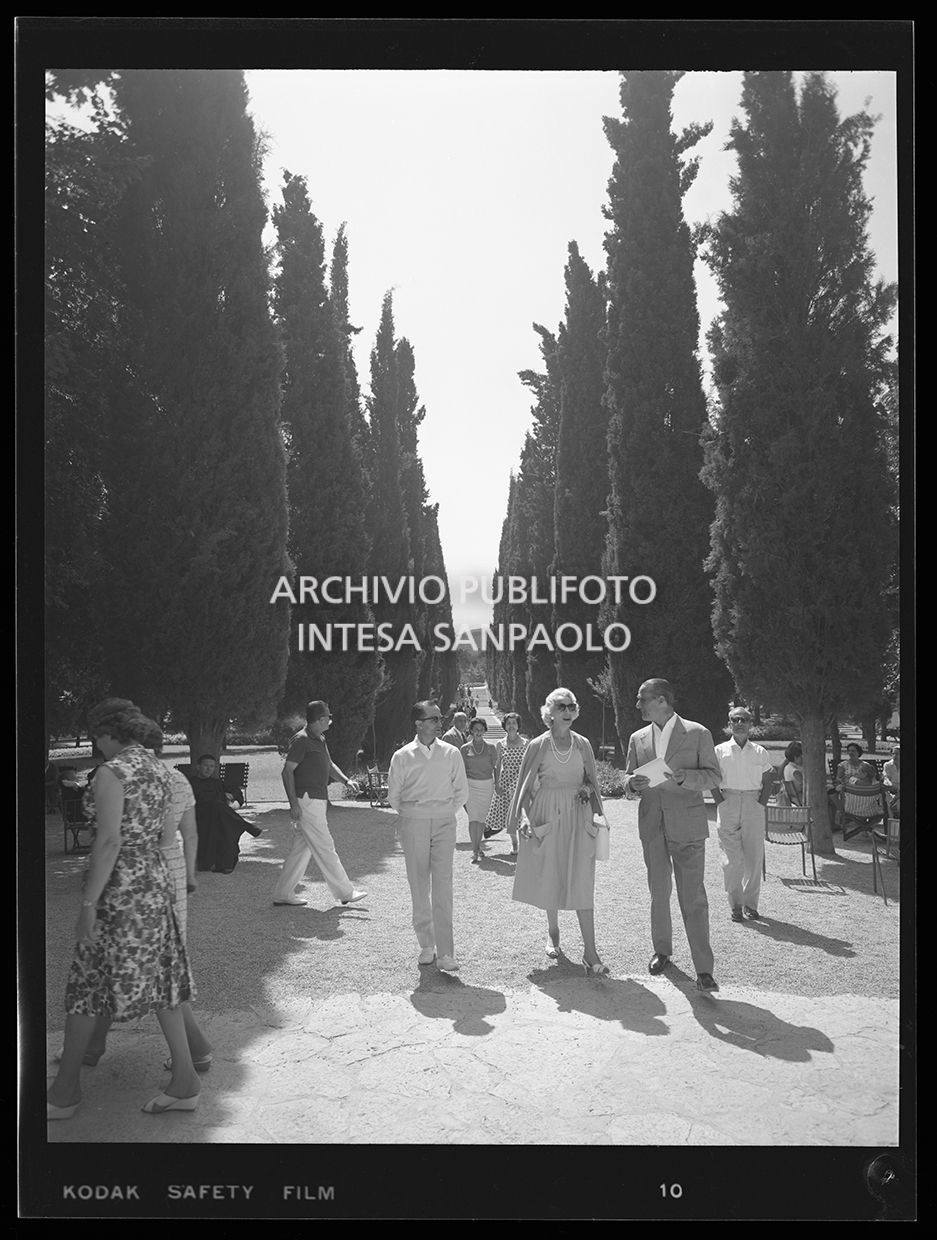 Persone che camminano nel parco<br>29664