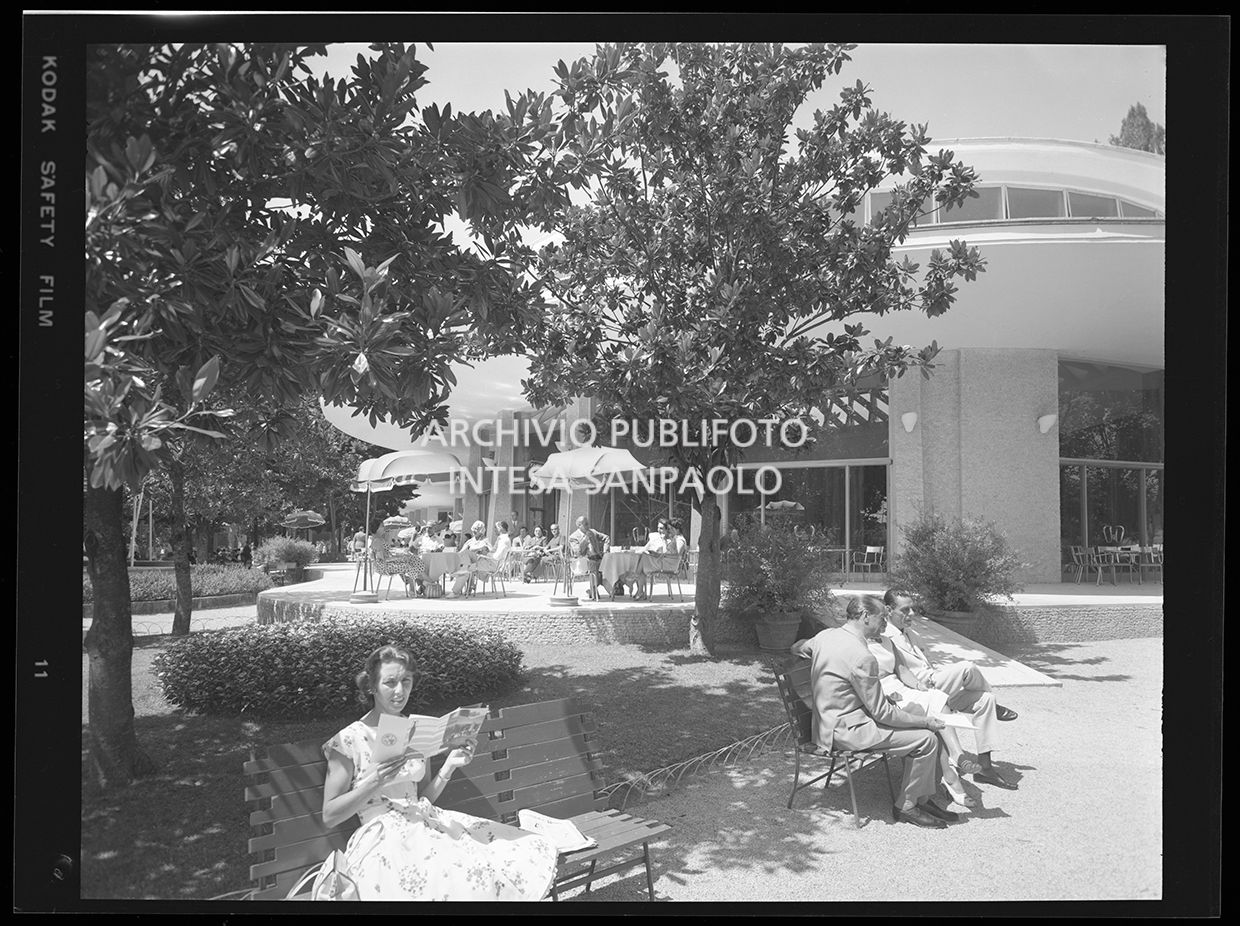 Persone nel parco (uguale allo scatto 29713)<br>29666