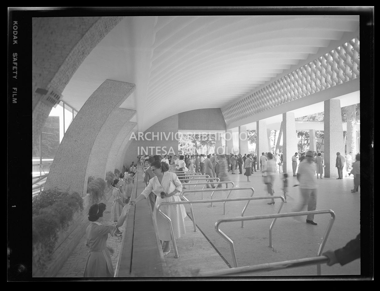 Persone prendono bicchieri di acqua termale al salone di mescita<br>29667
