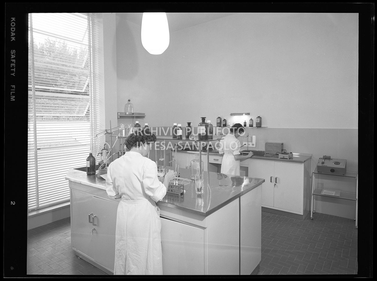 Donne in laboratorio analisi<br>29677