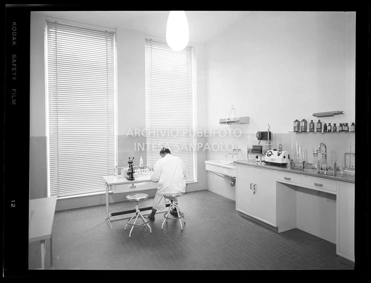 Laboratorio analisi con uomo al lavoro<br>29692