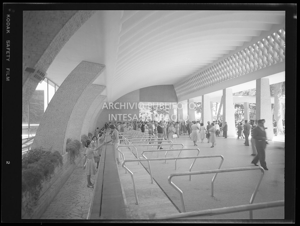 Persone prendono bicchieri di acqua termale al salone di mescita<br>29711