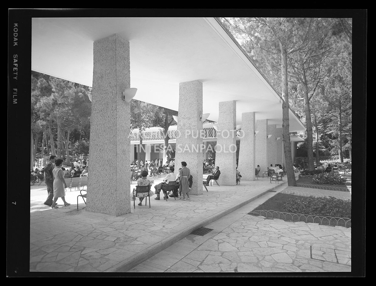 Persone sedute su sedie nel parco<br>29712