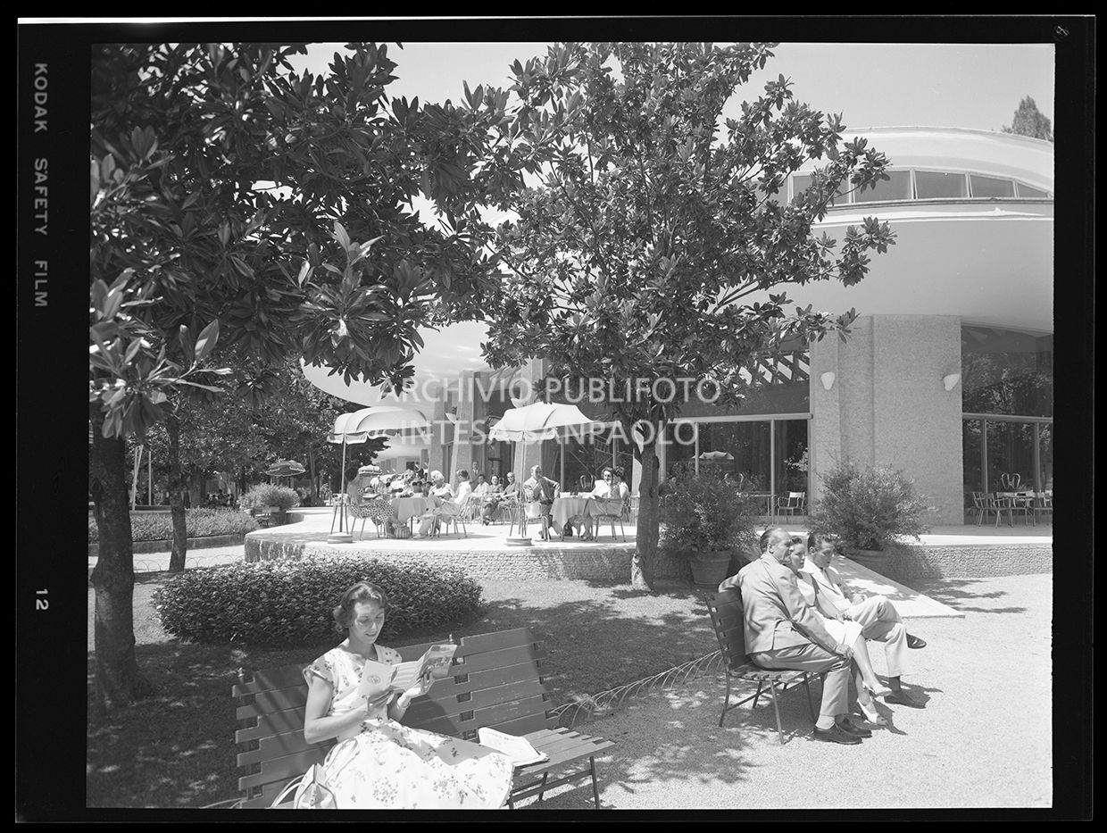 Persone nel parco (uguale allo scatto 29666)<br>29713