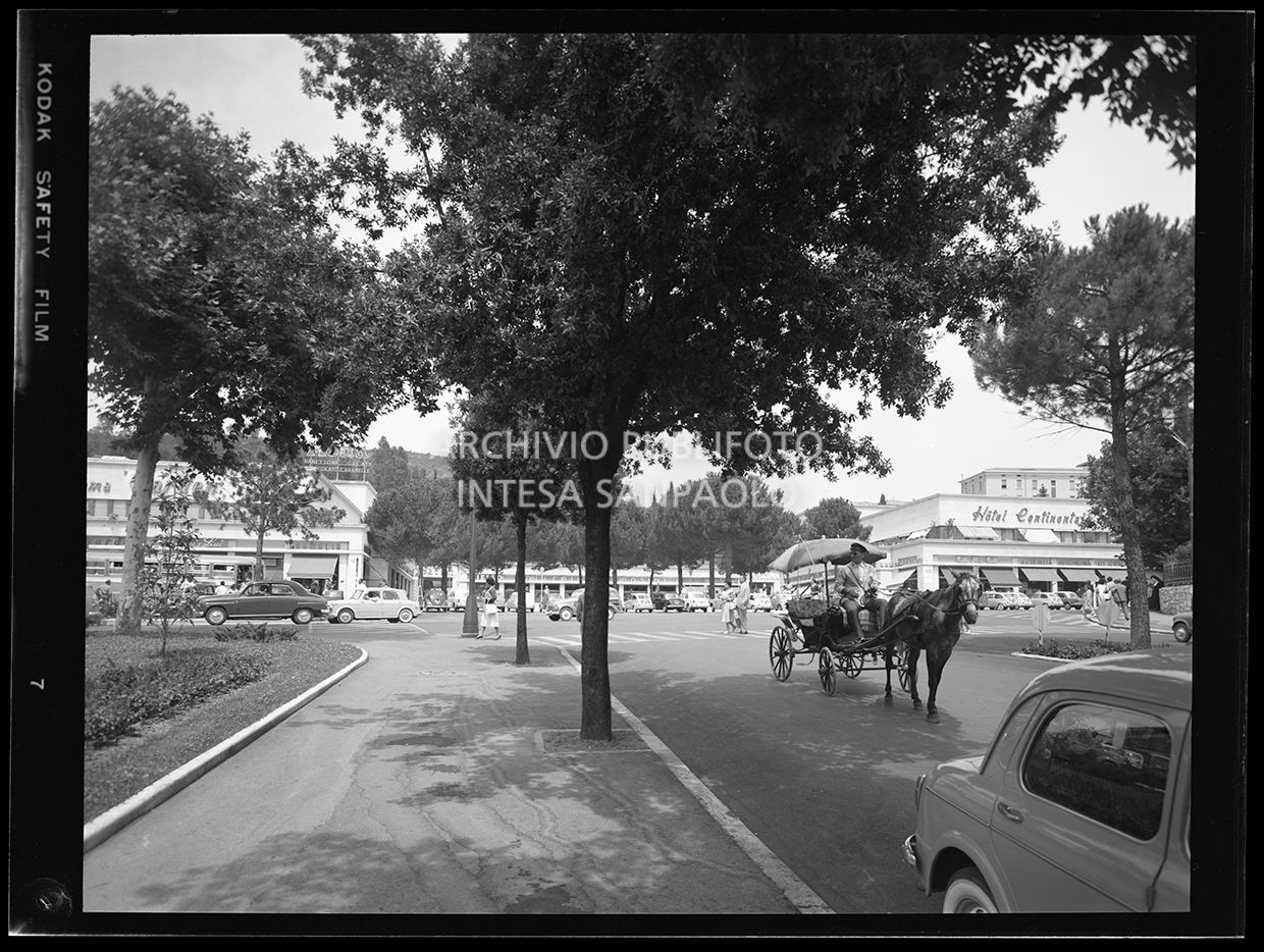 Incrocio tra viale Roma e viale della Libertà. In lontananza si intravede parte dell'Hotel Continentale<br>29726