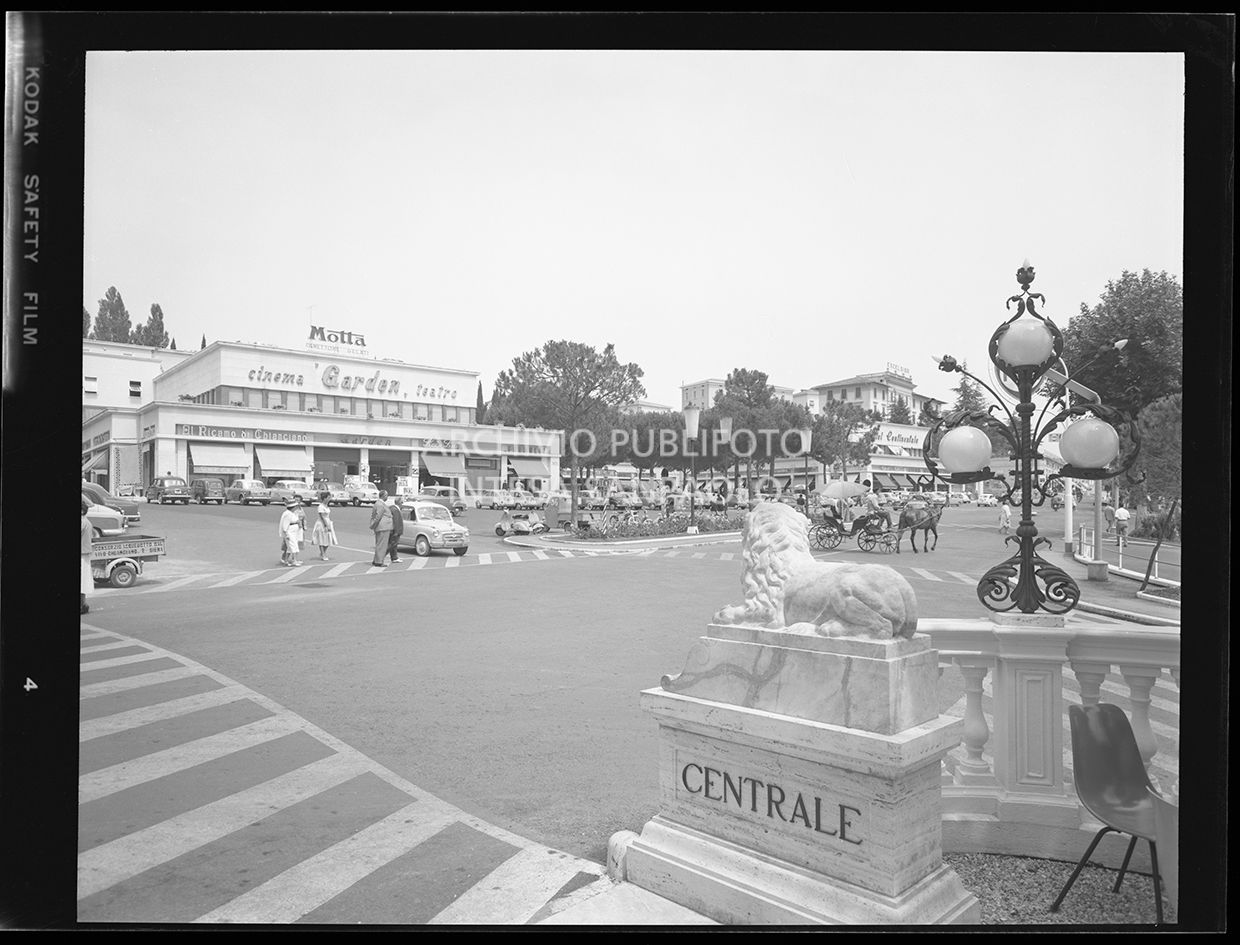 Piazza Italia con vista sul Cinema Teatro Garden<br>29729