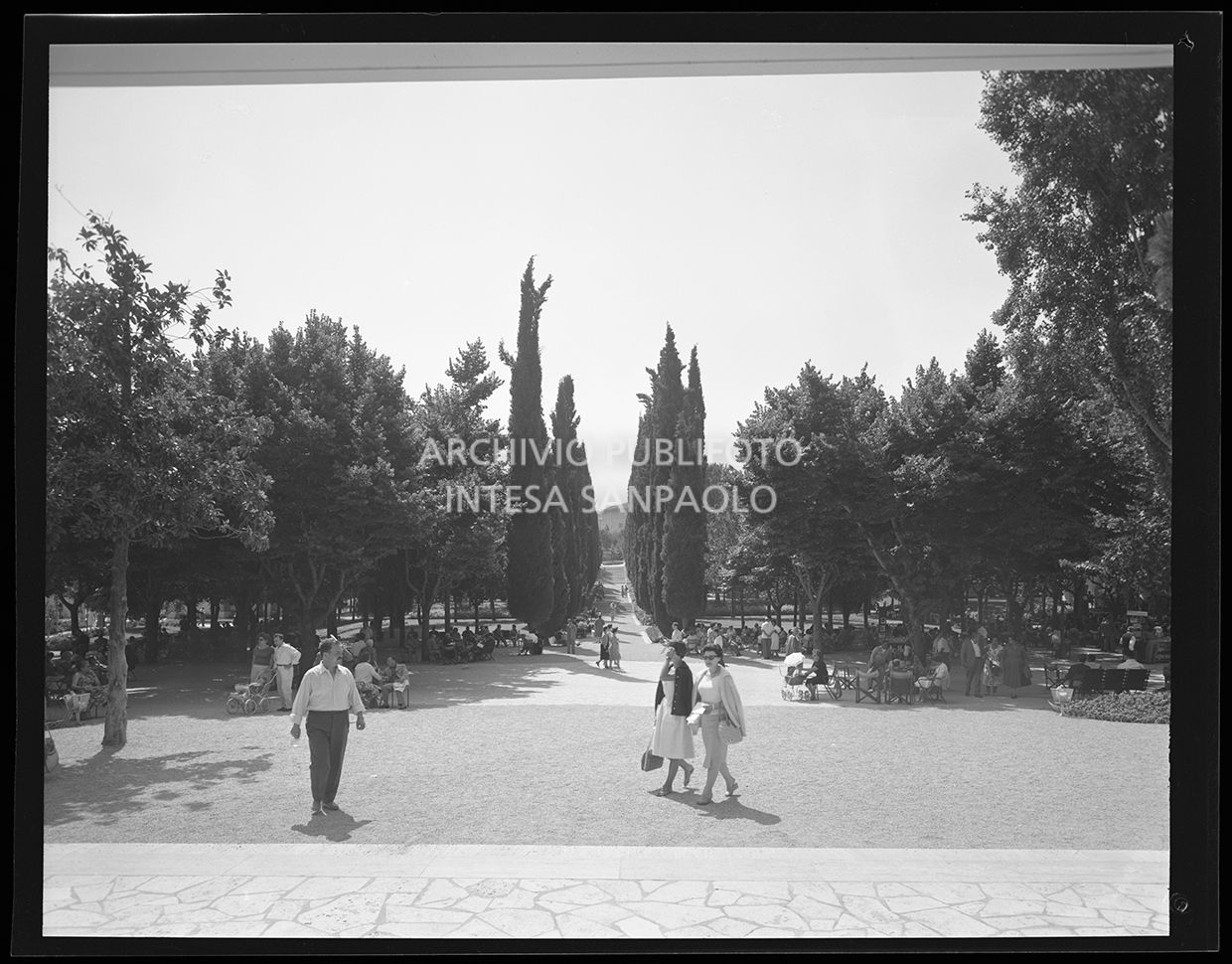 Persone che camminano nel parco<br>29730