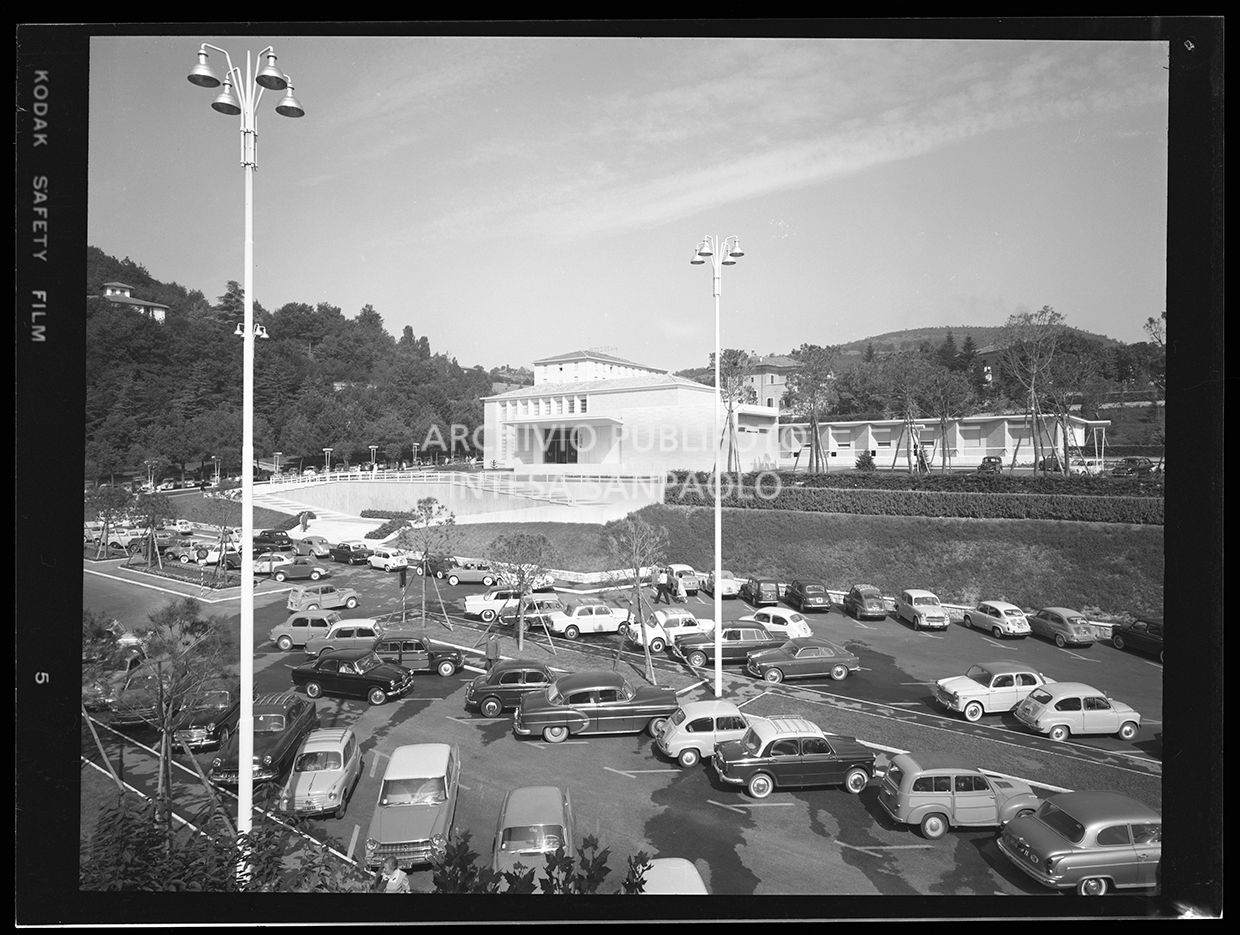 Esterno di un edificio e parcheggio antistante<br>29734