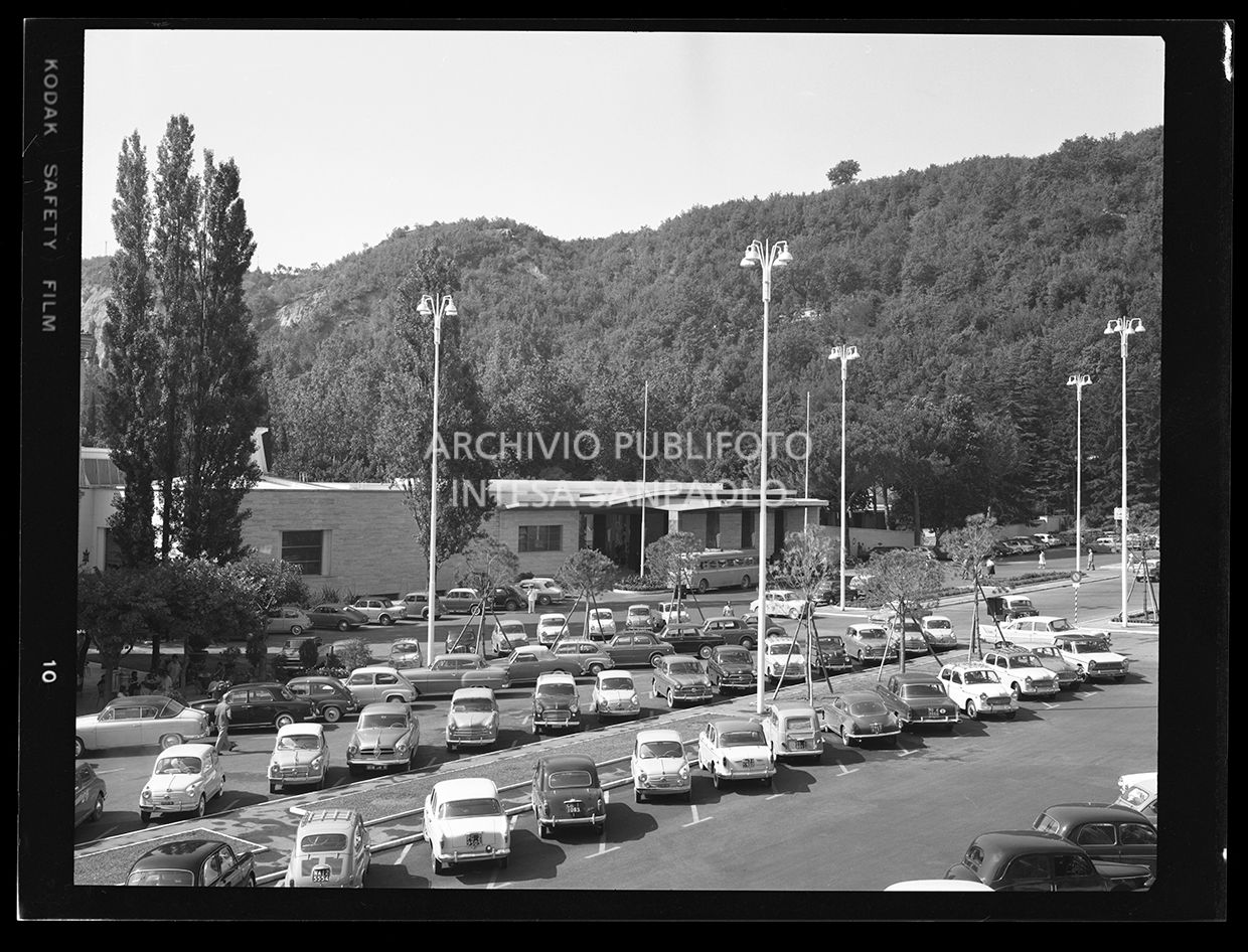 Esterno di un edificio e parcheggio antistante<br>29739